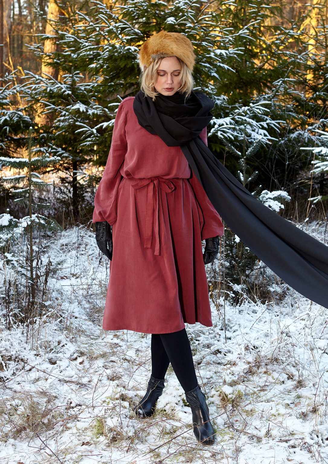 rotes Kleid Gretha aus rotem Tencel - Midikleid mit langen Ärmeln - Rückansicht