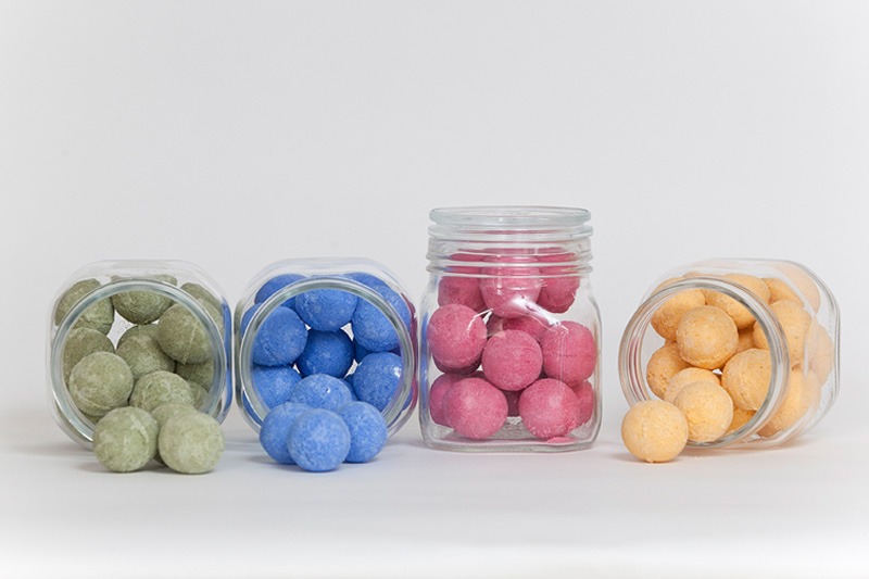 Maisoap Badebombe in vier Varianten – rosa Delight, gelb Relief, grün Harmony, blau Relax – handgemachte vegane Badekugeln