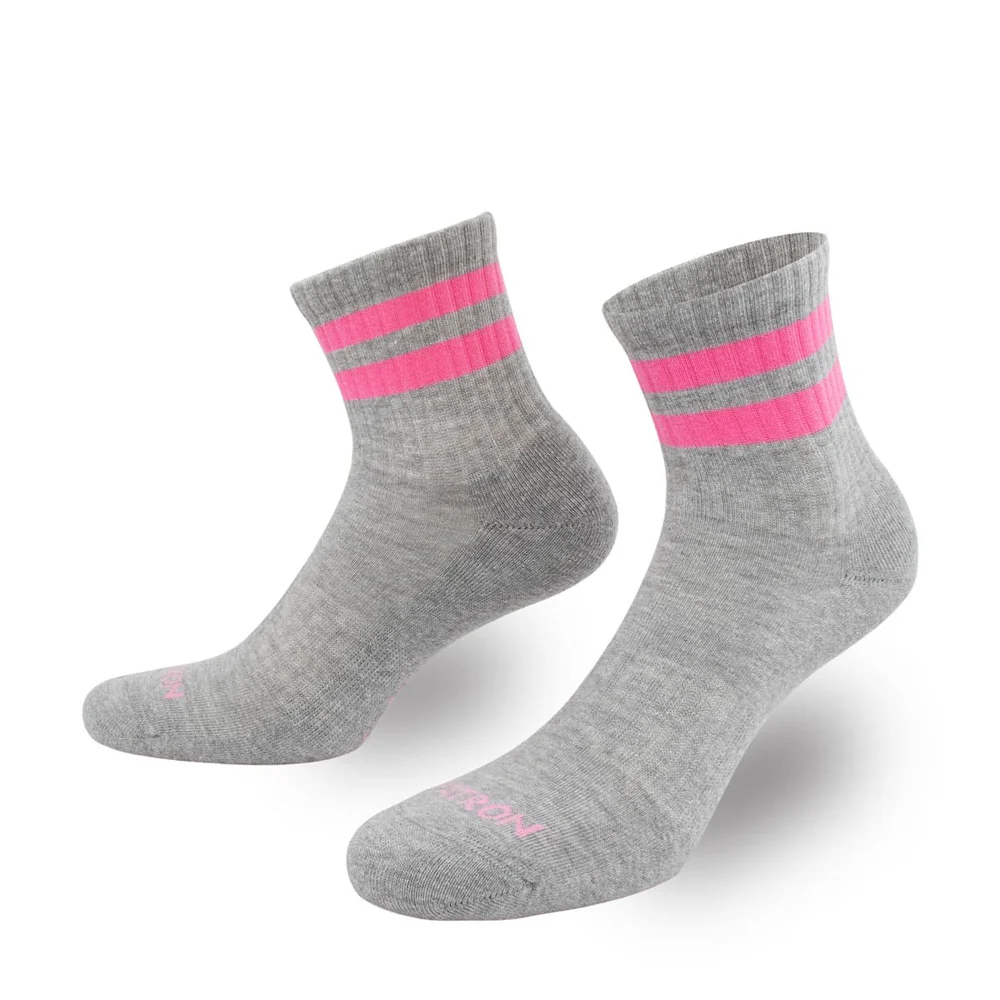 Graue MIDI Sportsocken aus Bio-Baumwolle mit zwei rosa Streifen am Knöchel und sportlicher Rippstruktur