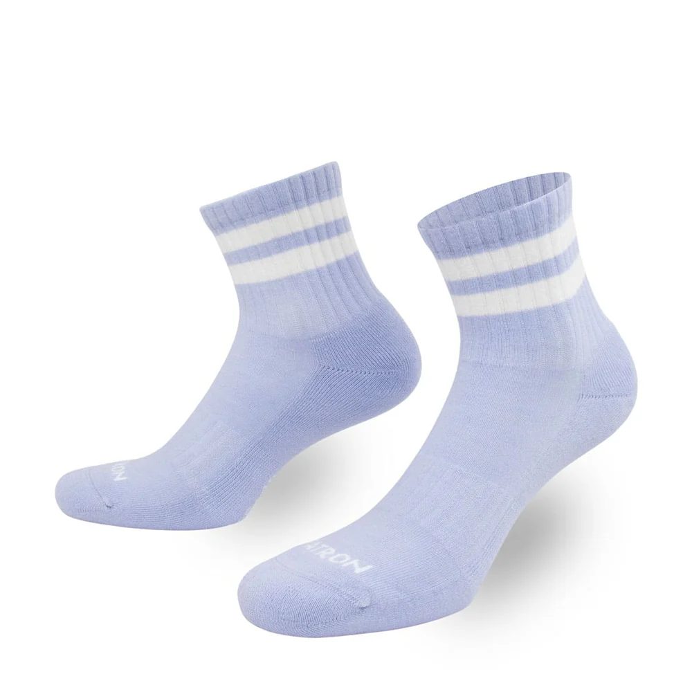 Hellblaue MIDI Sportsocken aus Bio-Baumwolle mit zwei weißen Streifen am Knöchel und sportlicher Rippstruktur