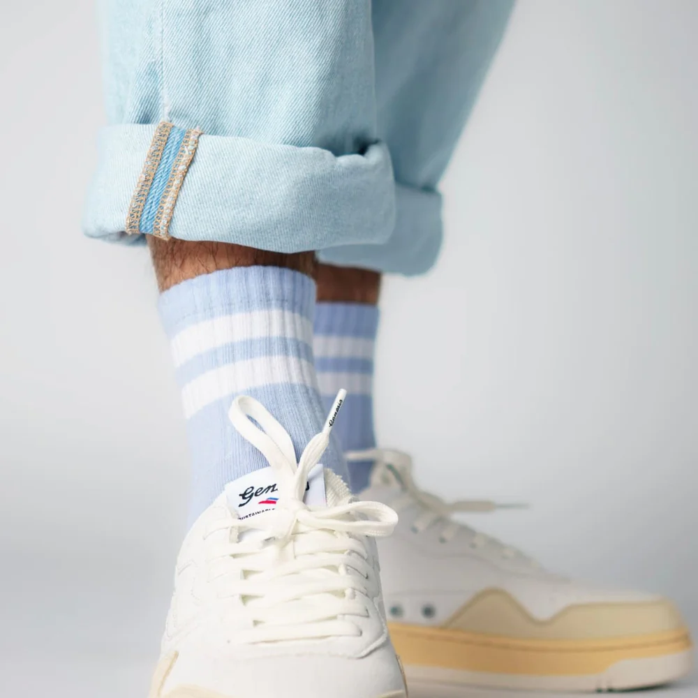 Hellblaue MIDI Sportsocken aus Bio-Baumwolle mit zwei weißen Streifen am Knöchel und sportlicher Rippstruktur