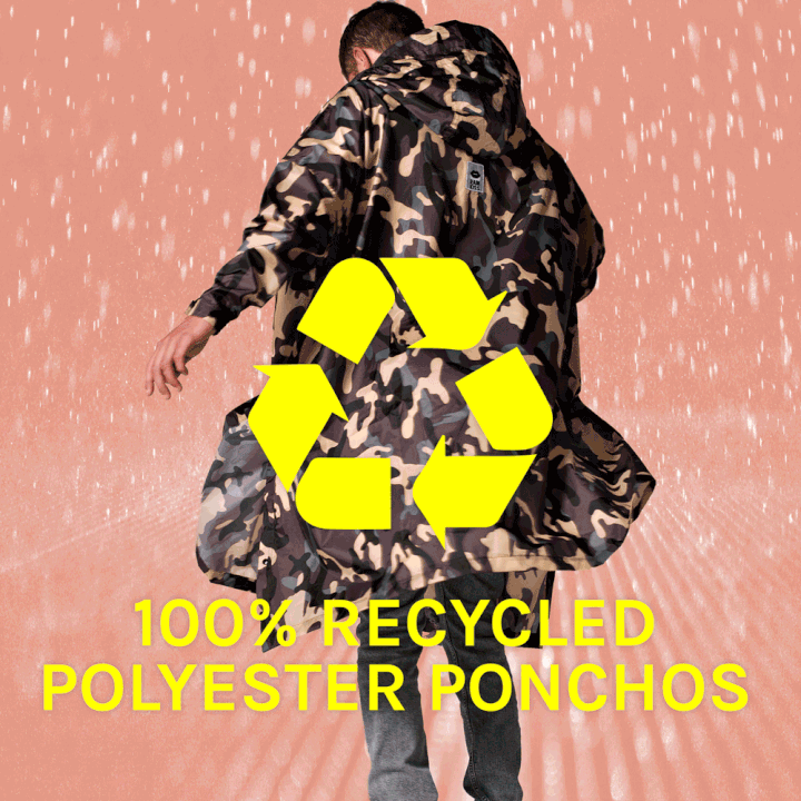 Regenmantel aus recyceltem Polyester mit Camo-Muster von Rainkiss