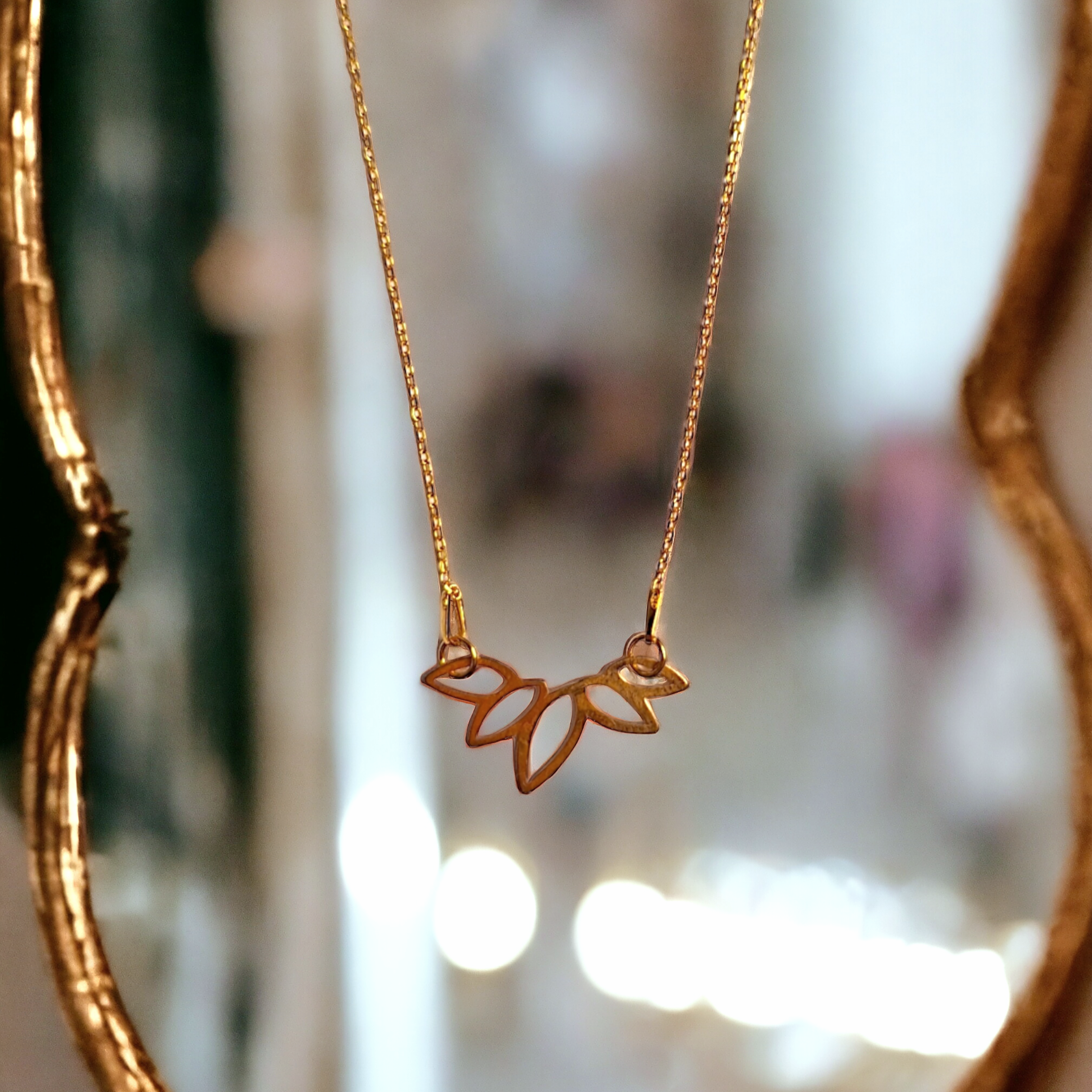 SPIKY LEAVES goldene Halskette mit floralem Design von Grethe Winter