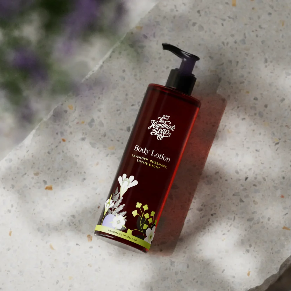Flasche der Lavendel-Rosmarin Bodylotion 250 ml von The Handmade Soap Company auf heller Oberfläche