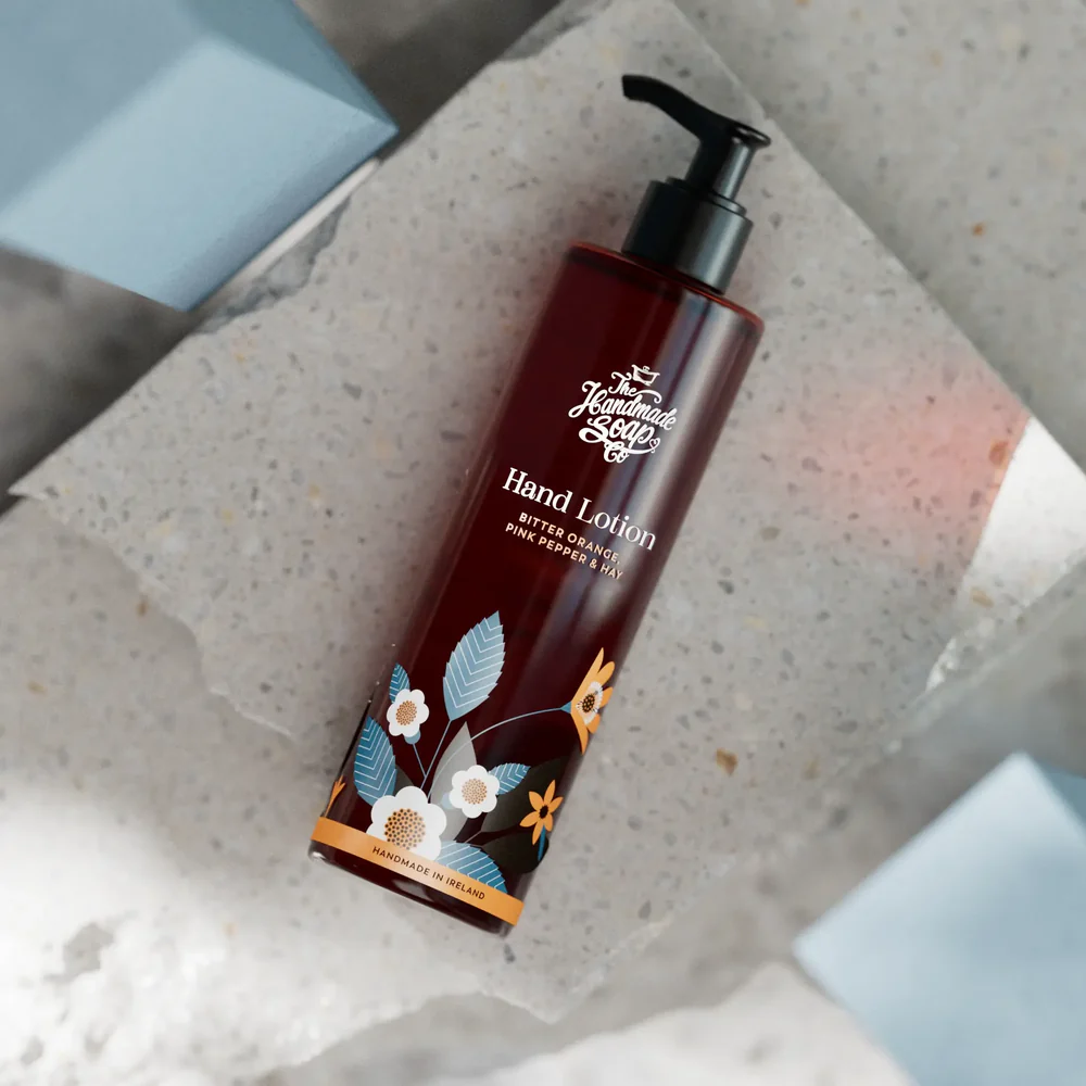 Flasche der Bitter Orange & Pink Pepper Hand Lotion 250 ml auf hellem Hintergrund