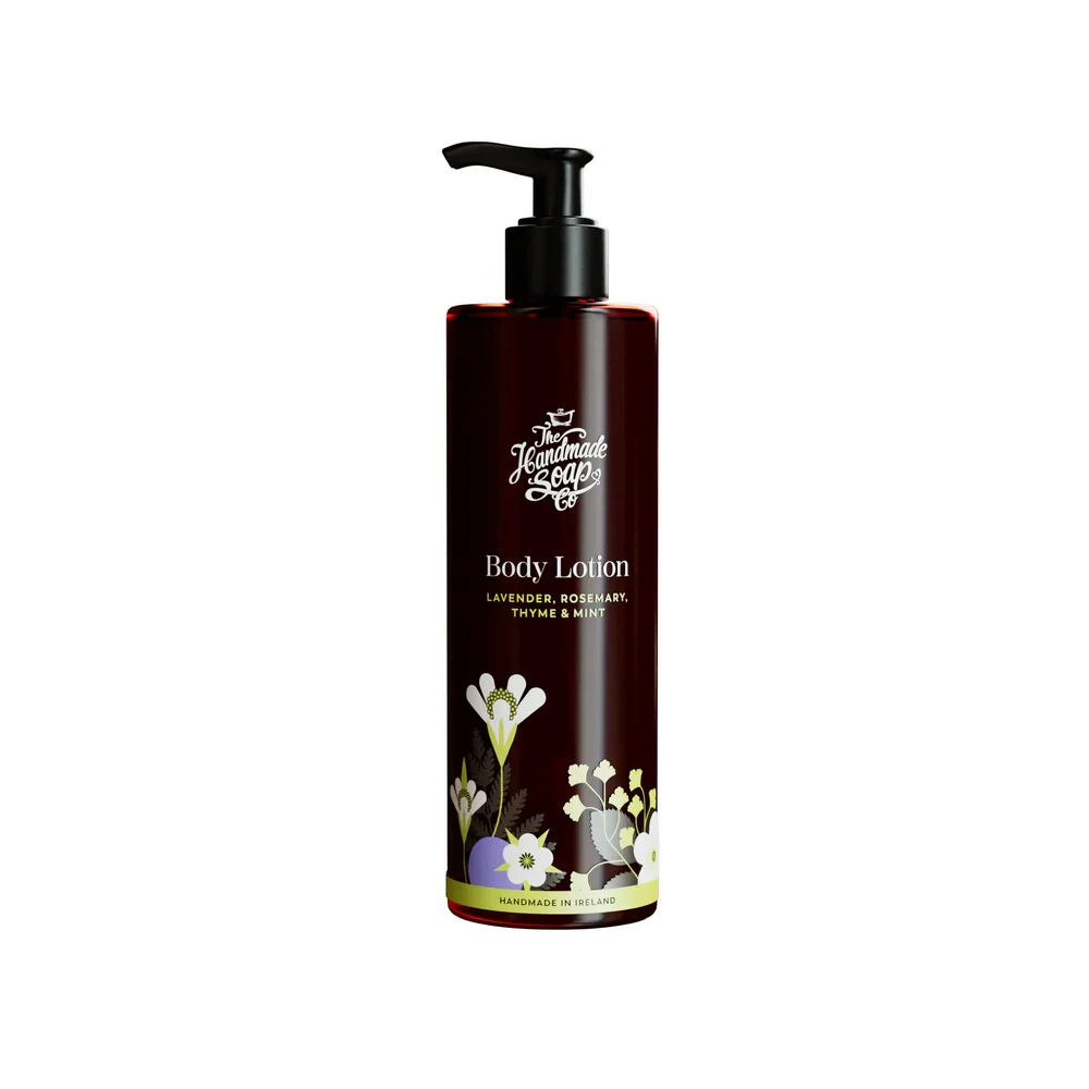 Flasche der Lavendel-Rosmarin Bodylotion 250 ml von The Handmade Soap Company auf heller Oberfläche