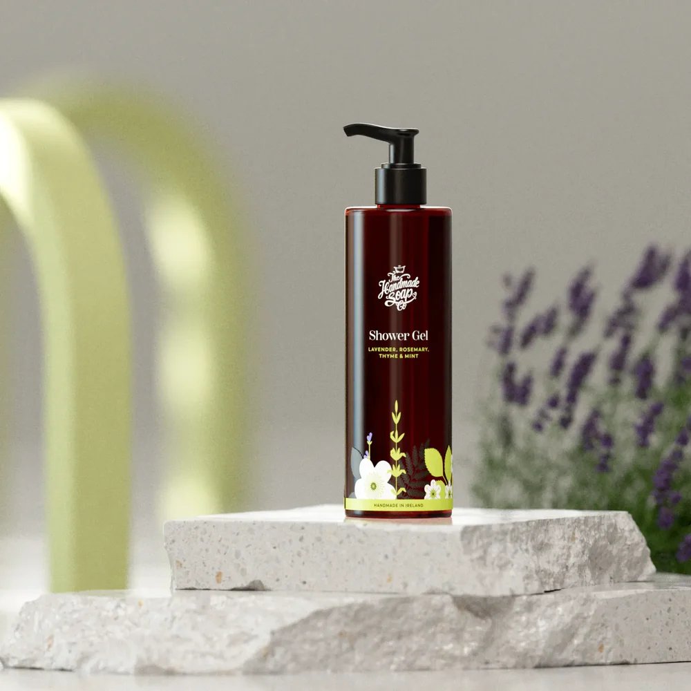 Flasche des Lavendel-Rosmarin Duschgels 250 ml von The Handmade Soap Company auf hellem Hintergrund