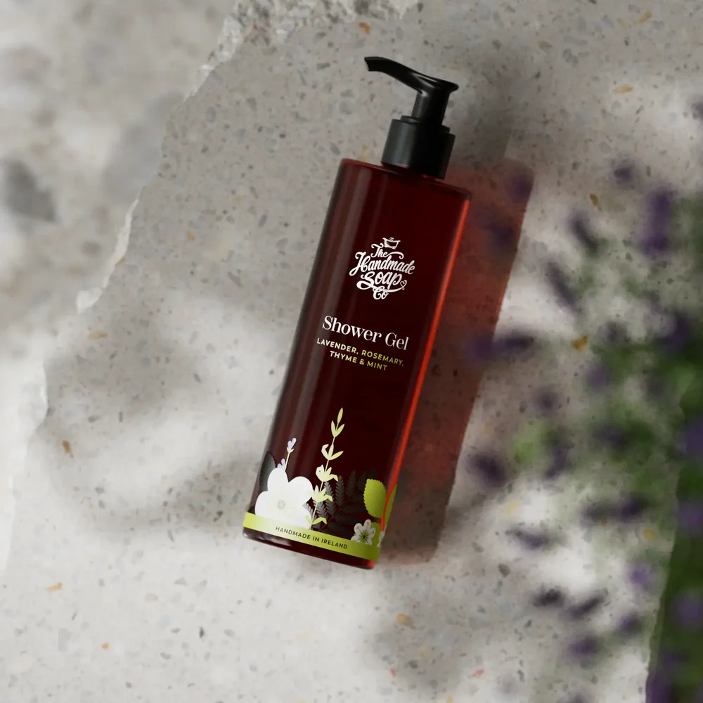 Flasche des Lavendel-Rosmarin Duschgels 250 ml von The Handmade Soap Company auf hellem Hintergrund