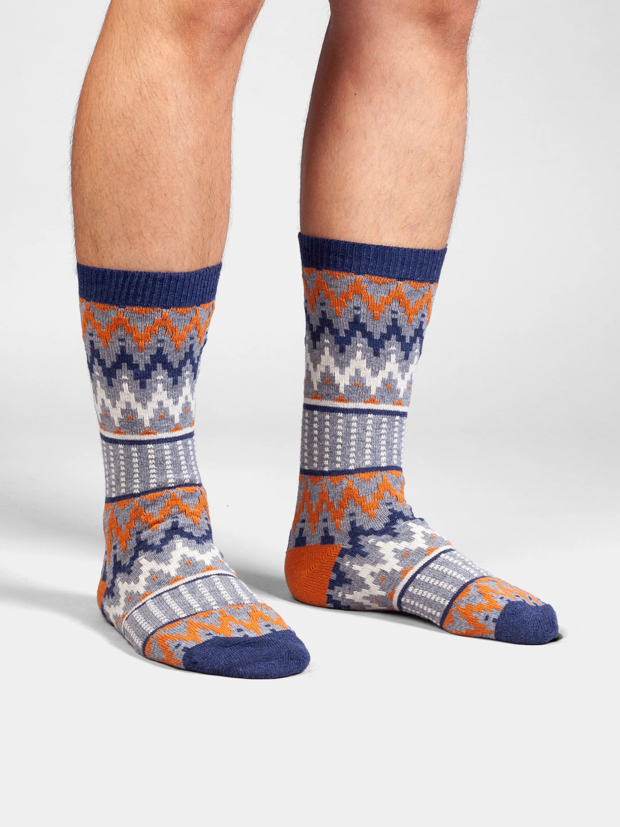 Cozy Meri Wollsocken von DillySocks mit grafischem Norwegermuster in Orange, Blau, Grau und Weiß, wadenhohe Unisex-Socken mit Wolle und Kaschmir.