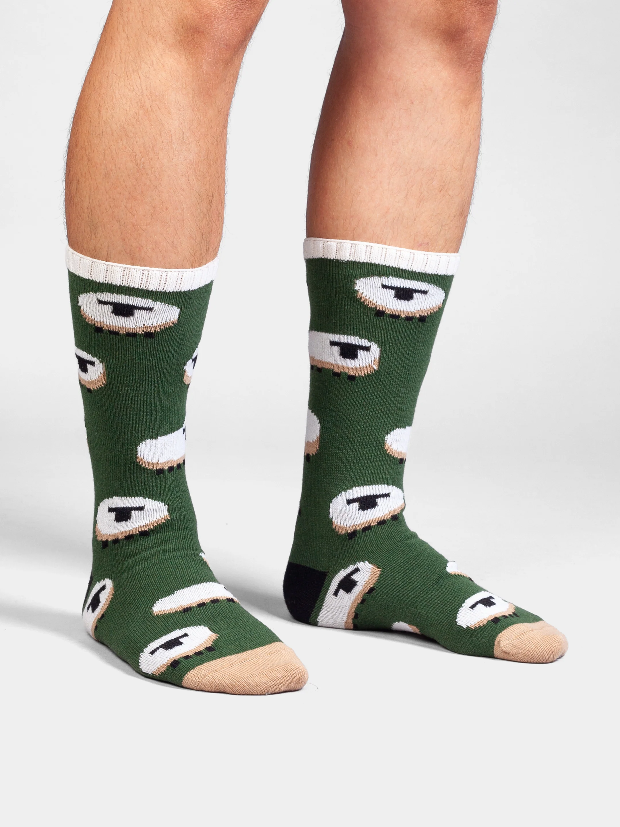 Grün-weiße Cozy Magnus Wollsocken von DillySocks mit Schafmotiv, wadenhohem Schaft und Komfortbündchen, aus Wolle, Viskose und Kaschmir.