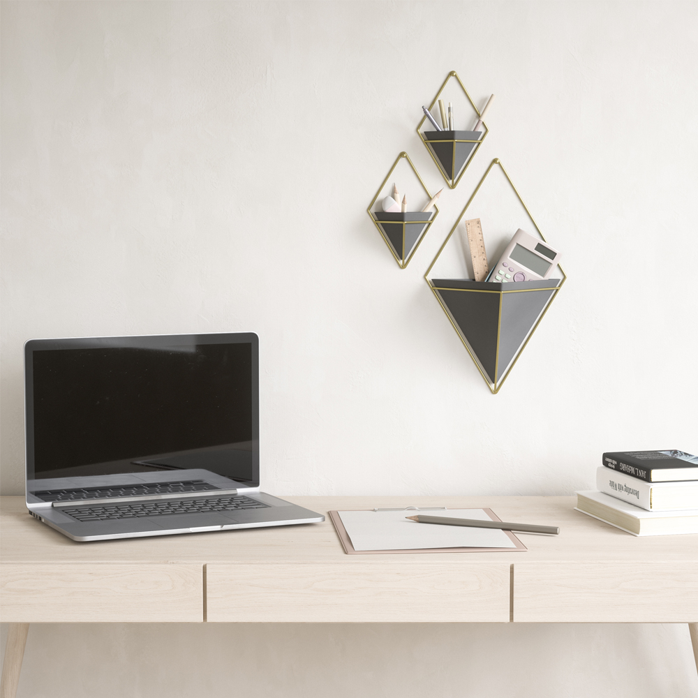 Eine kombination vomn großen und kleinen Wandvasen zum organisieren von Büromöbeln