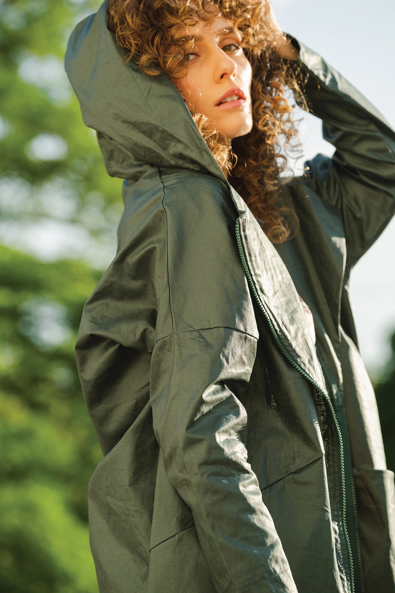 Parka OLE in forest grün aus wasserabweisendem Leinen-Bambus-Mix mit Kapuze und Reißverschluss