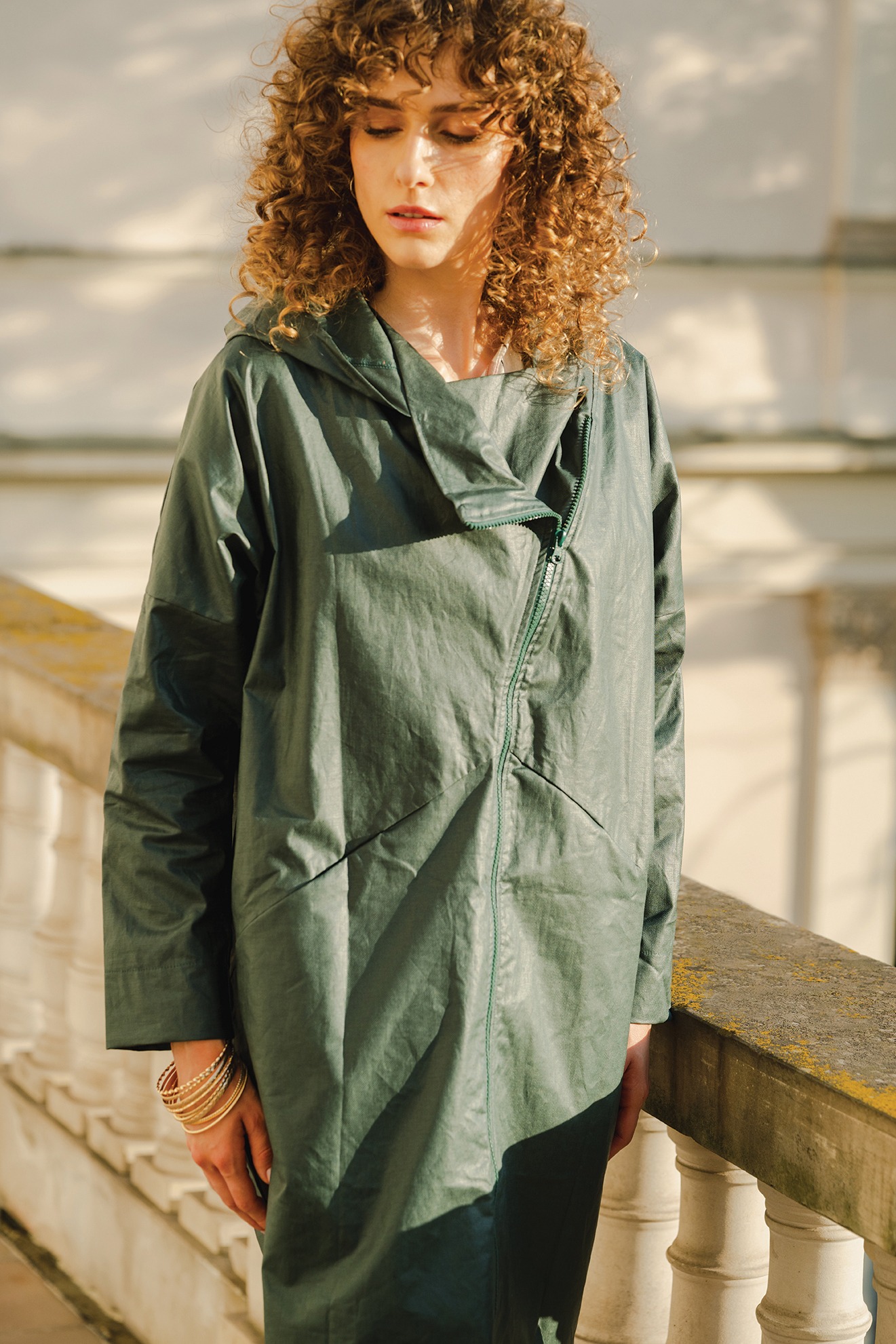 Parka OLE in forest grün aus wasserabweisendem Leinen-Bambus-Mix mit Kapuze und Reißverschluss