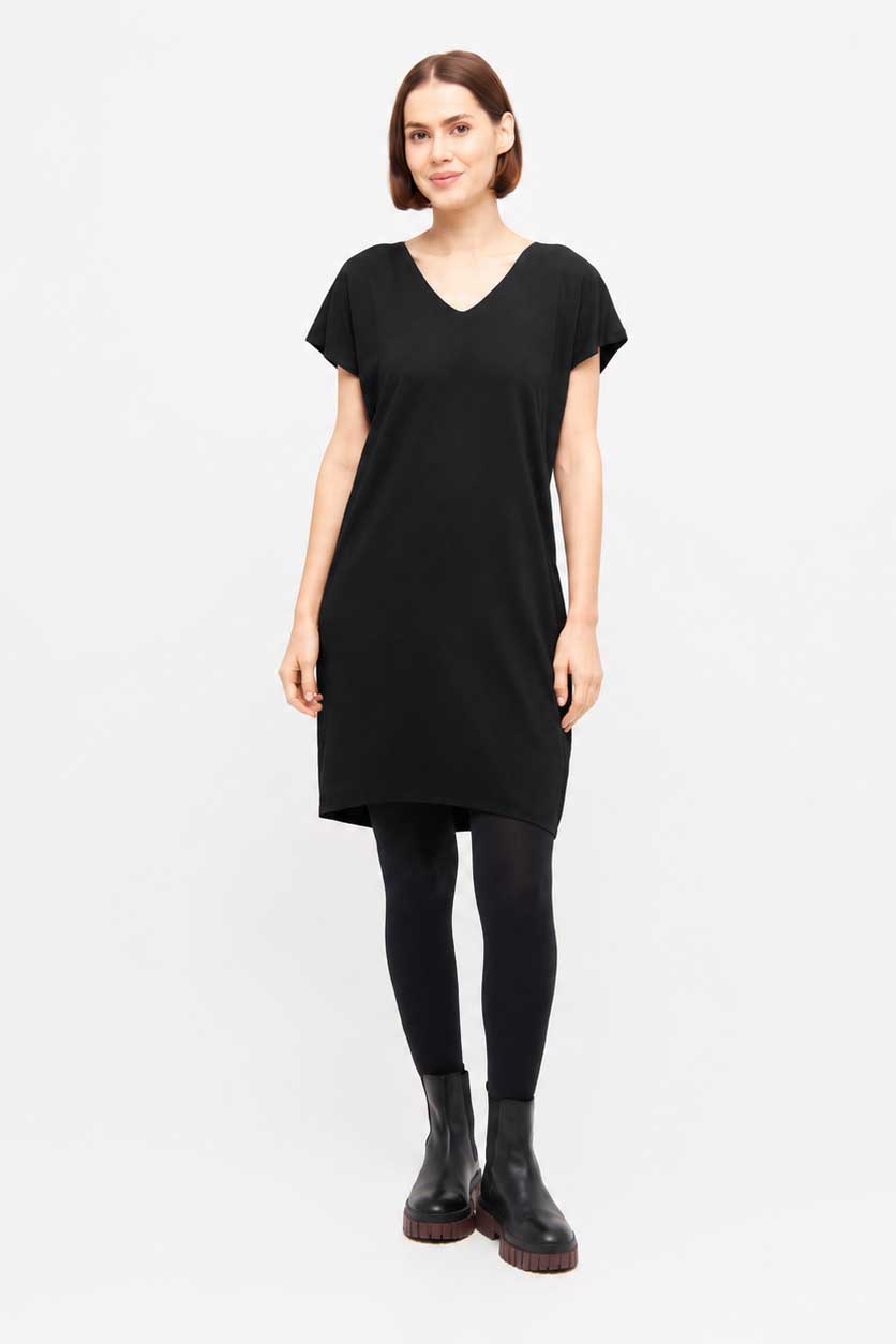 schwarzes Kleid CARO aus TENCEL Mit V-Ausschnitt vorn und hinten. gerade geschnitten, knielang, mit Seitentaschen in der Naht.