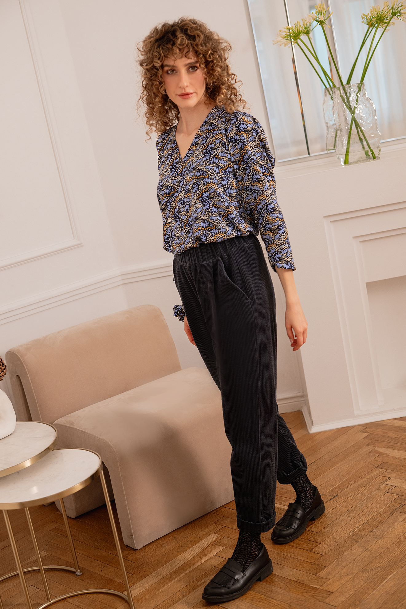 Bluse LUBO aus fließender Viskose mit floralem Butterfly-Print in Lavendel, Terrakotta und Beige und gekräuselten 2/3-Ärmeln