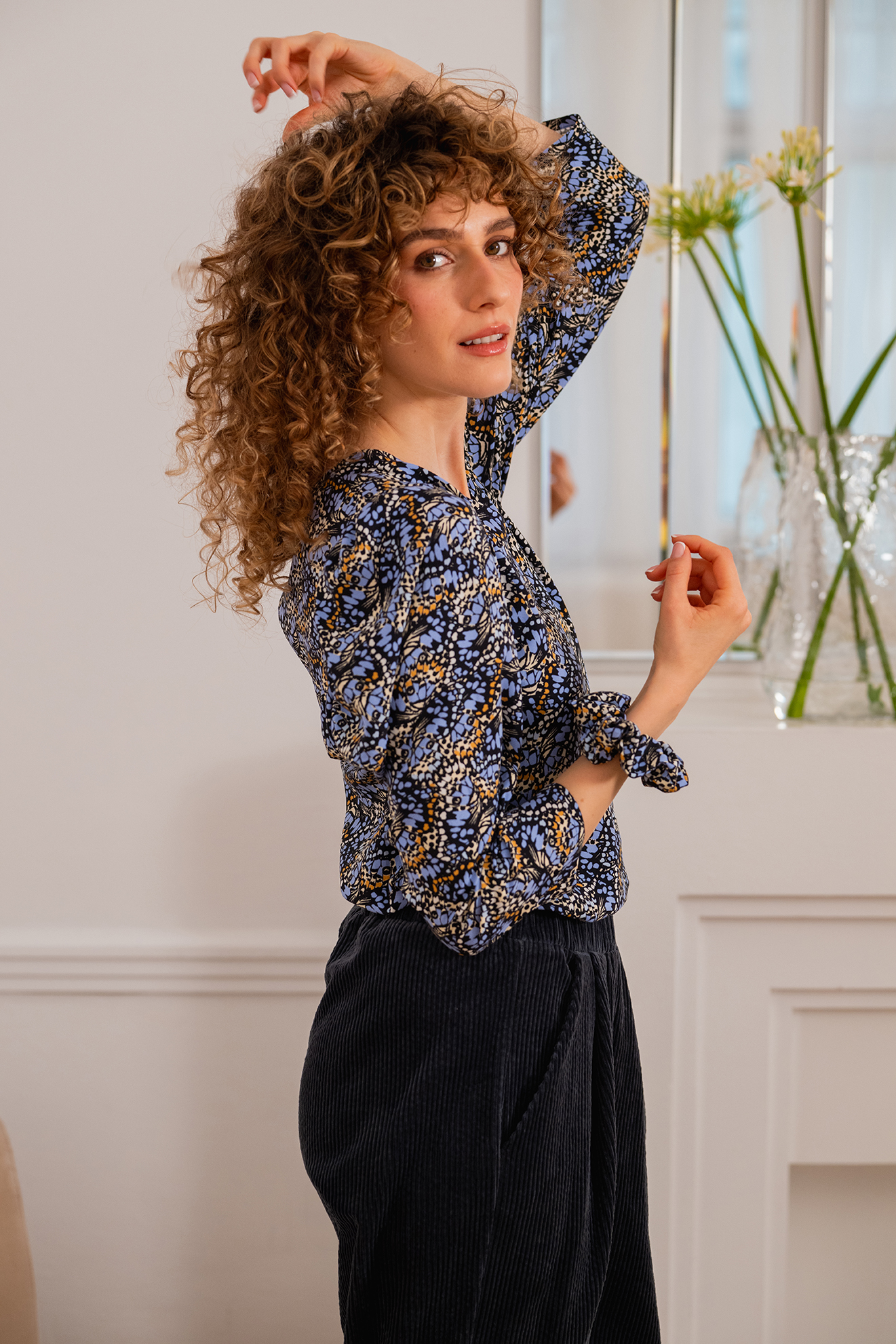 Bluse LUBO aus fließender Viskose mit floralem Butterfly-Print in Lavendel, Terrakotta und Beige und gekräuselten 2/3-Ärmeln
