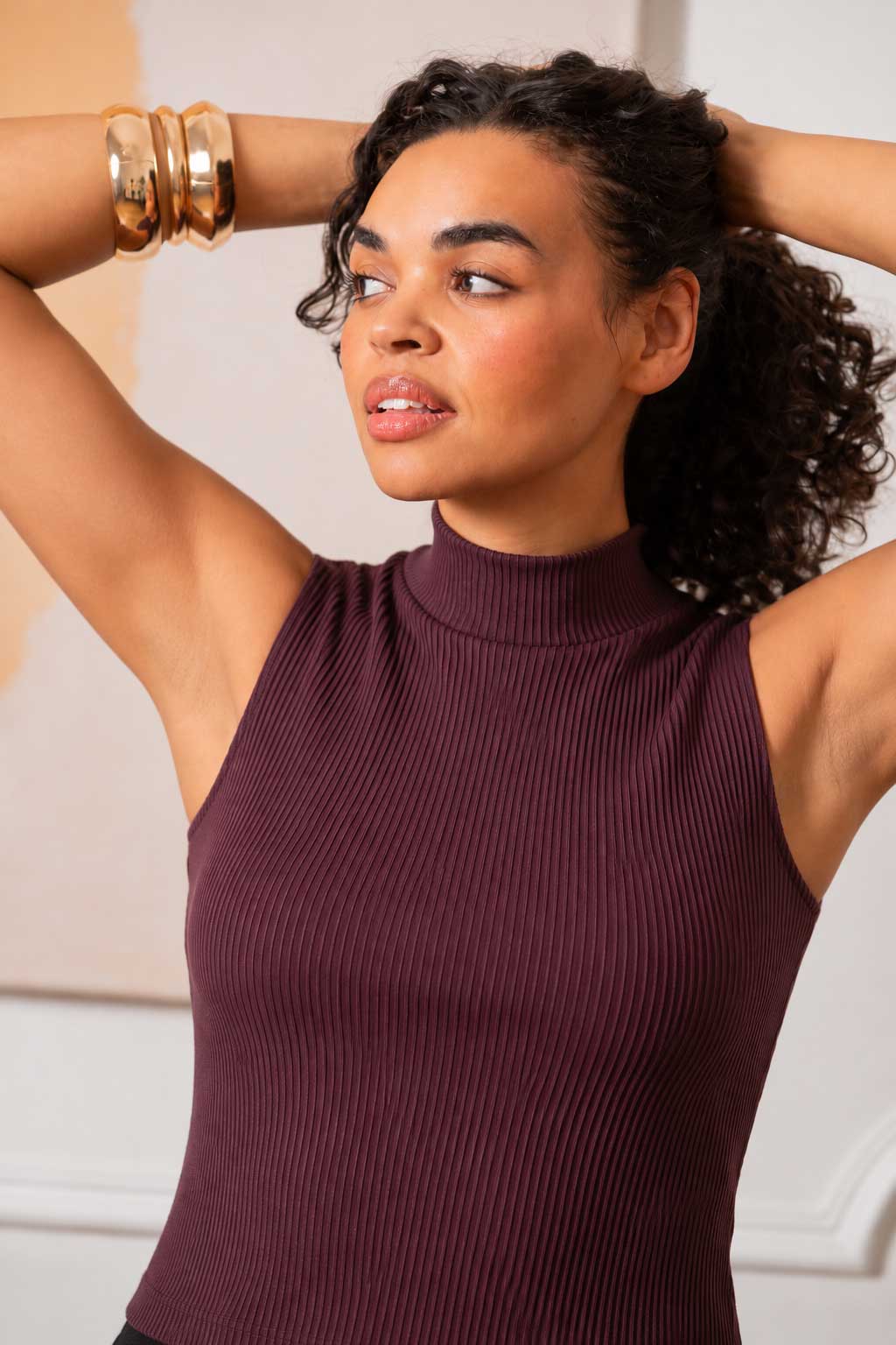 geripptes ärmelloses Top aus Tencel Jersey in einem beere aubergine Farbton