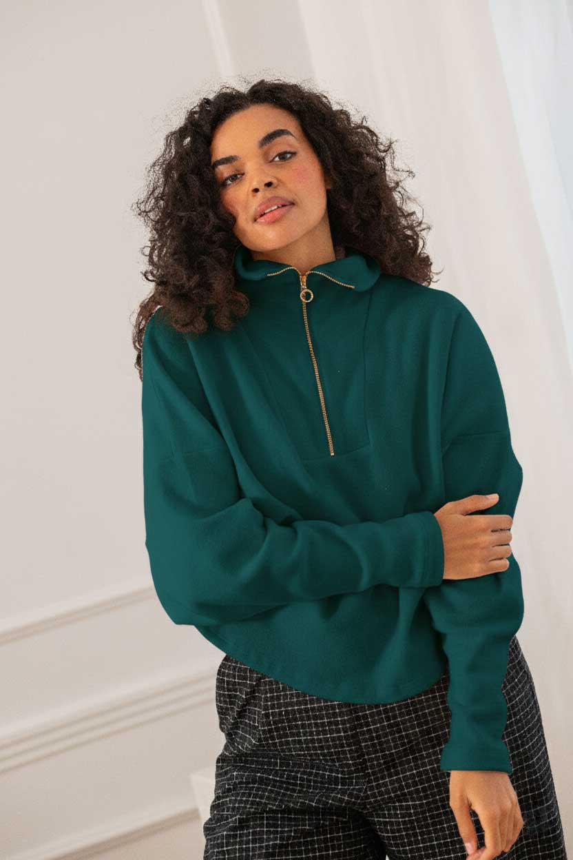Weiter Troyer TROYA in Petrol aus Bio-Baumwoll-Fleece mit hohem Reißverschlusskragen, Fledermausschnitt und lockerer Silhouette.