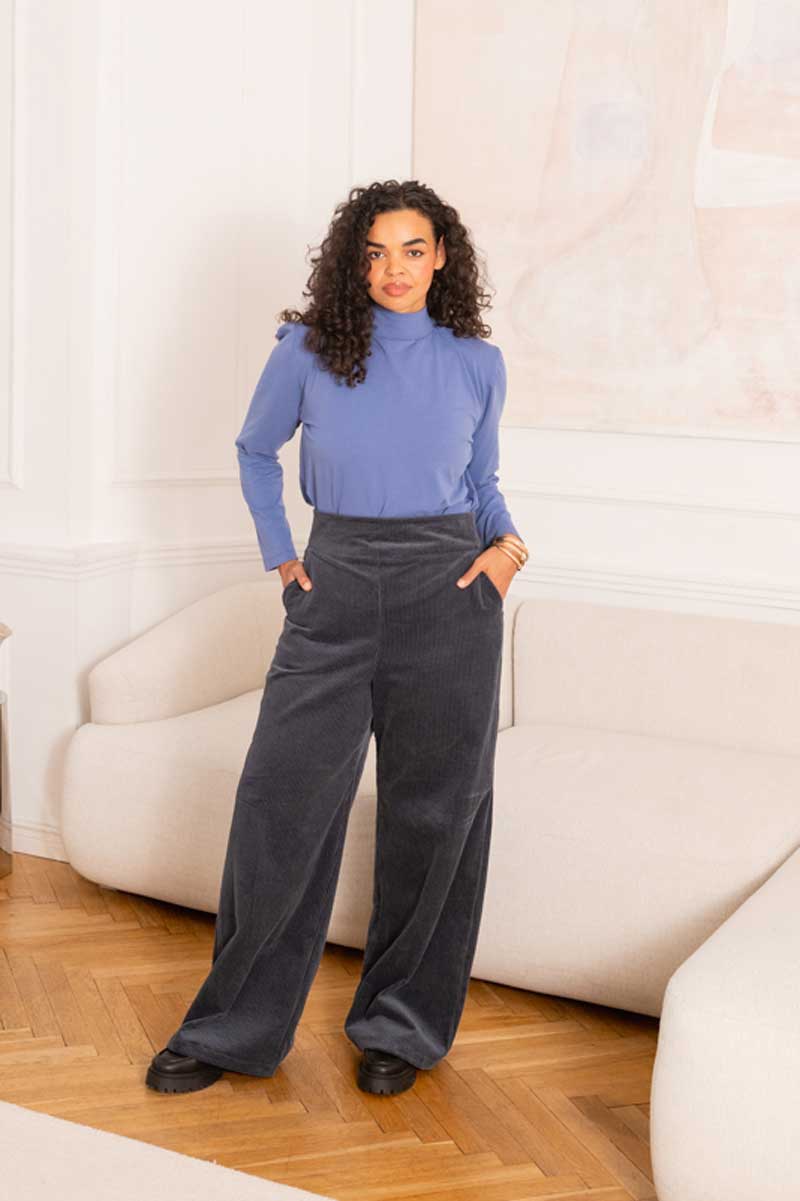 Weite Marlenehose GLEN aus blauem Bio-Baumwoll-Cord mit hohem, breitem Bund, geradem Bein, Seitentaschen und messingfarbenem Metallreißverschluss hinten.