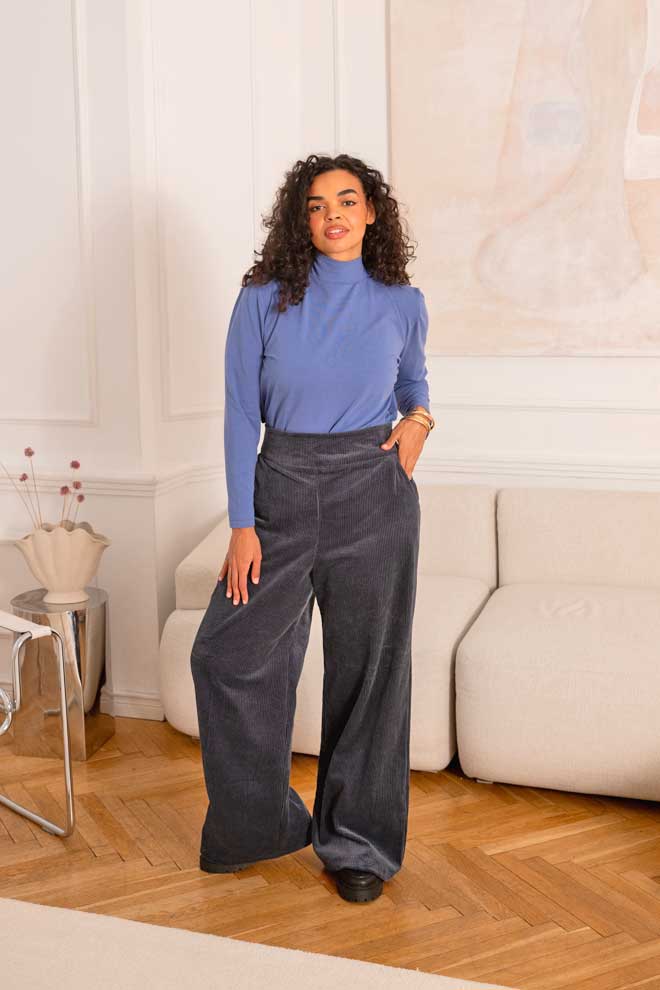 Weite Marlenehose GLEN aus blauem Bio-Baumwoll-Cord mit hohem, breitem Bund, geradem Bein, Seitentaschen und messingfarbenem Metallreißverschluss hinten.