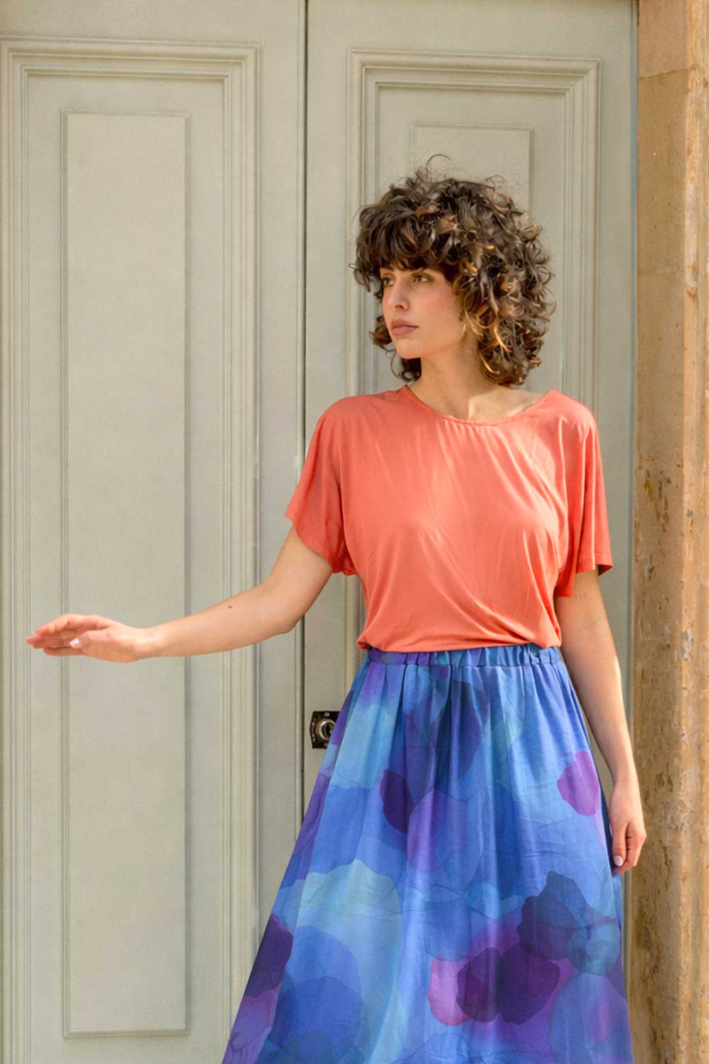 Rückenfreies Shirt FARI peach mit Rippenstruktur aus Modal Mix und tiefem Rückenausschnitt zusammen mit Midi-Rock CYLIP in dark clouds Print