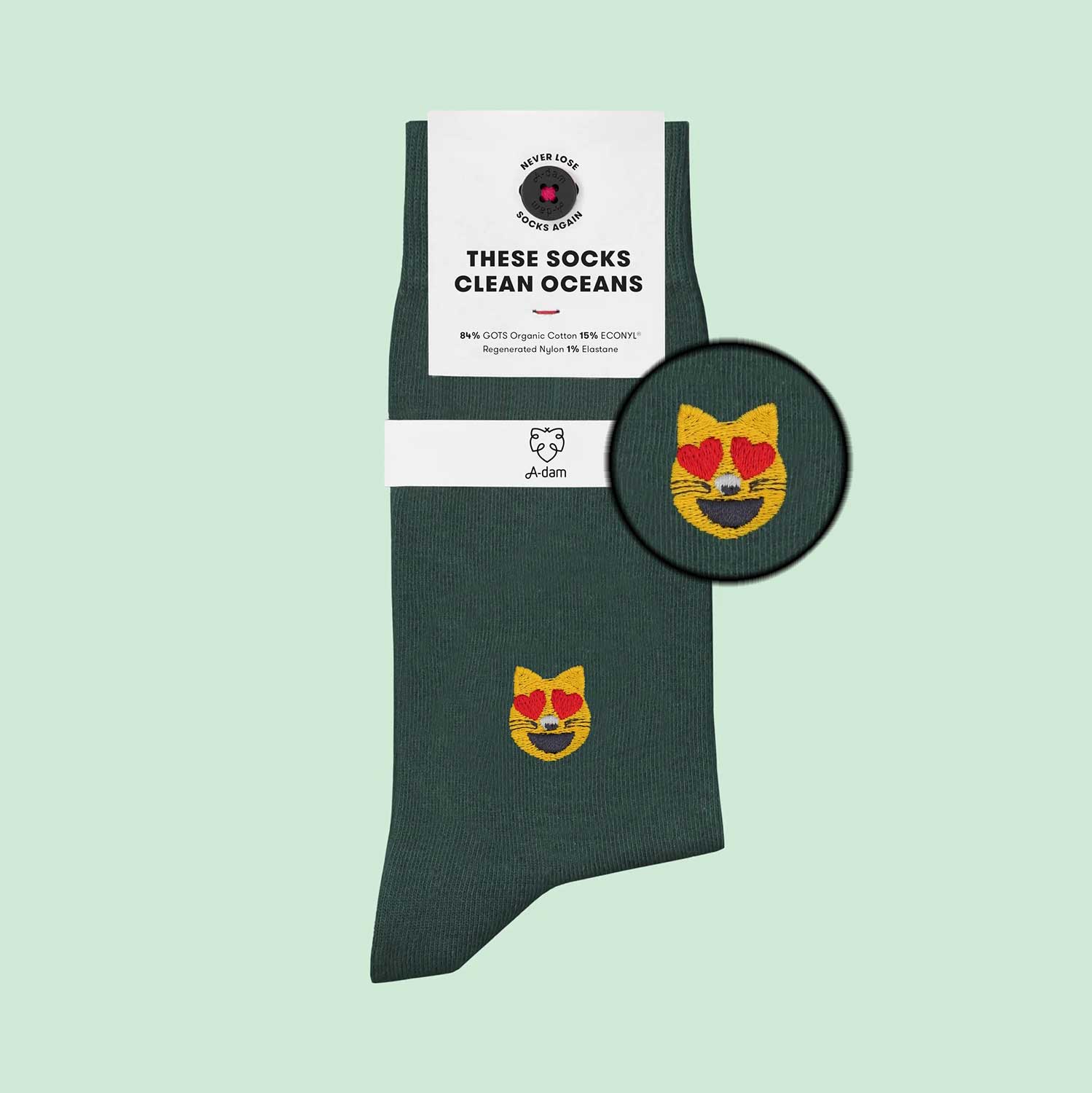 Grüne Socken mit Katze mit Herzen in den Augen. Aus Bio-Baumwolle und Econyl gefertigt von A-dam Underwear.
