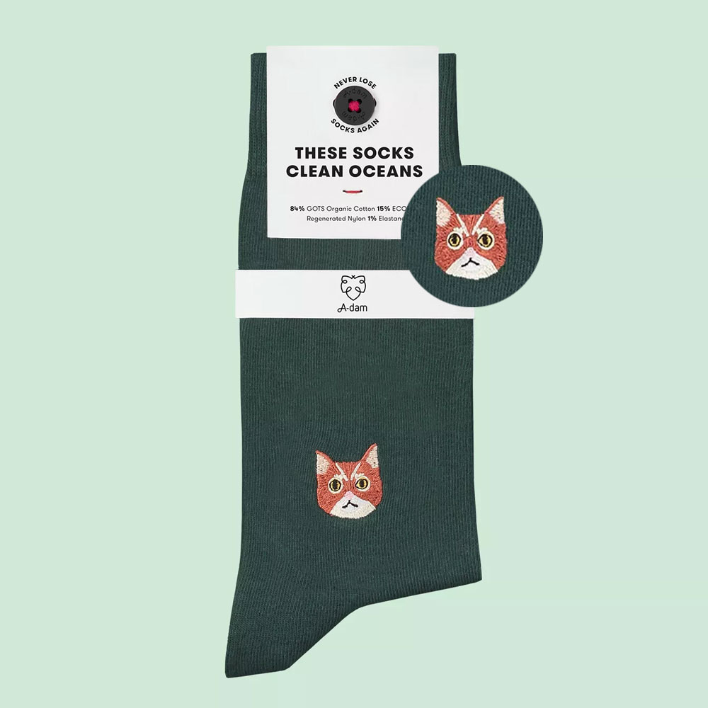 dunkelgrüne Socken mit Katze von A-Dam Underwear aus Bio-Baumwolle und Econyl