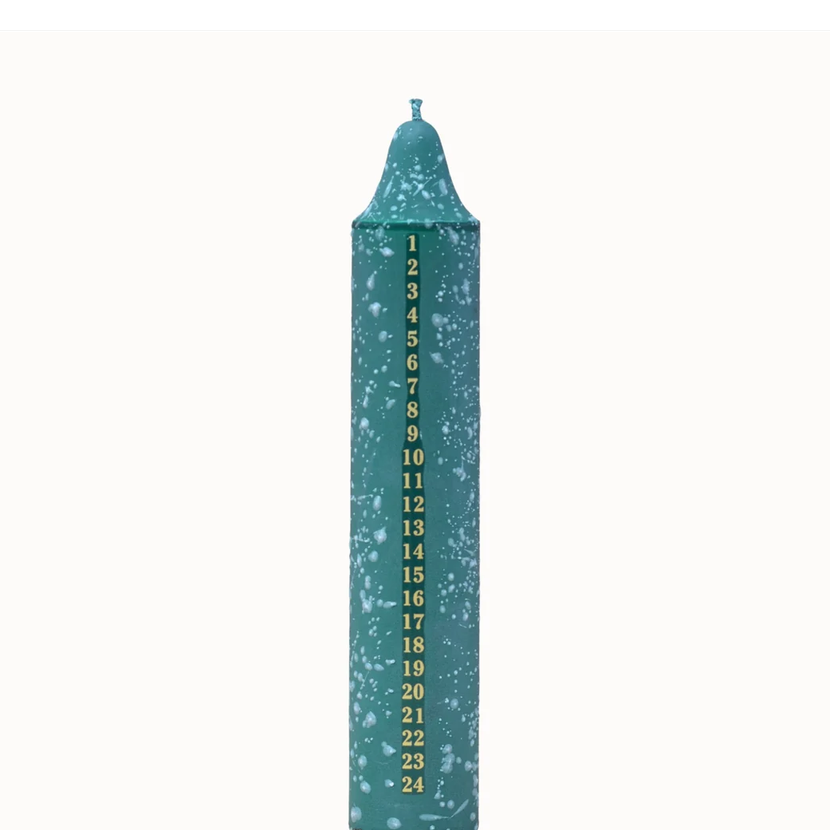 Grüne Nordtrice Adventskerze Confetti Green aus pflanzlichem Stearin mit Konfetti-Design und Zahlen-Countdown bis Weihnachten.