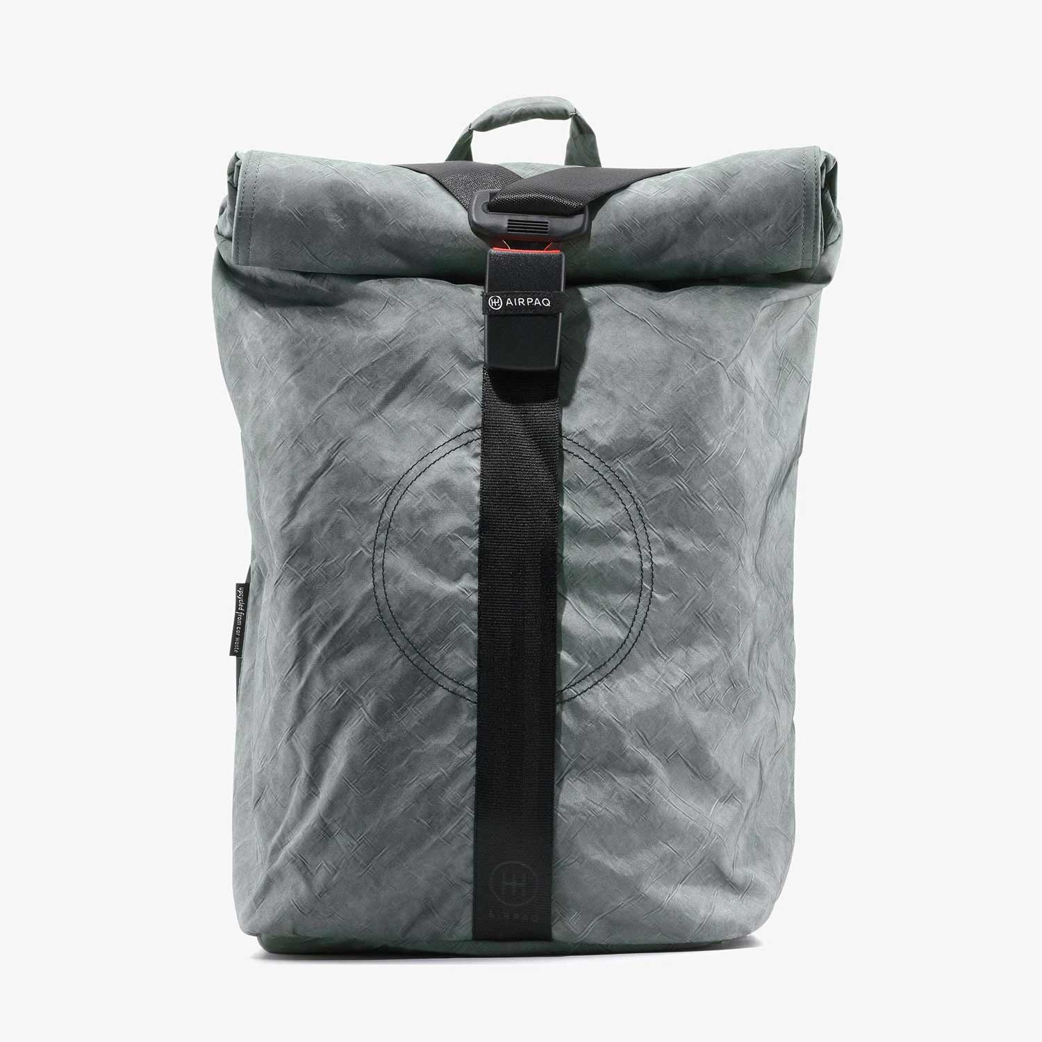 grauer extra großer Rolltop Rucksack von Airpaq aus recyceltem Autoschrott wie Airbags und Gurten