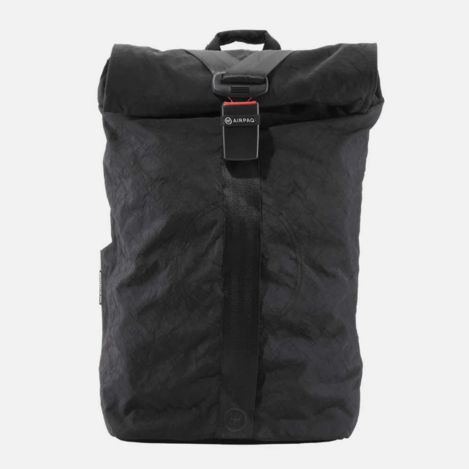 schwarzer extra großer Rolltop Rucksack von Airpaq aus recyceltem Autoschrott wie Airbags und Gurten