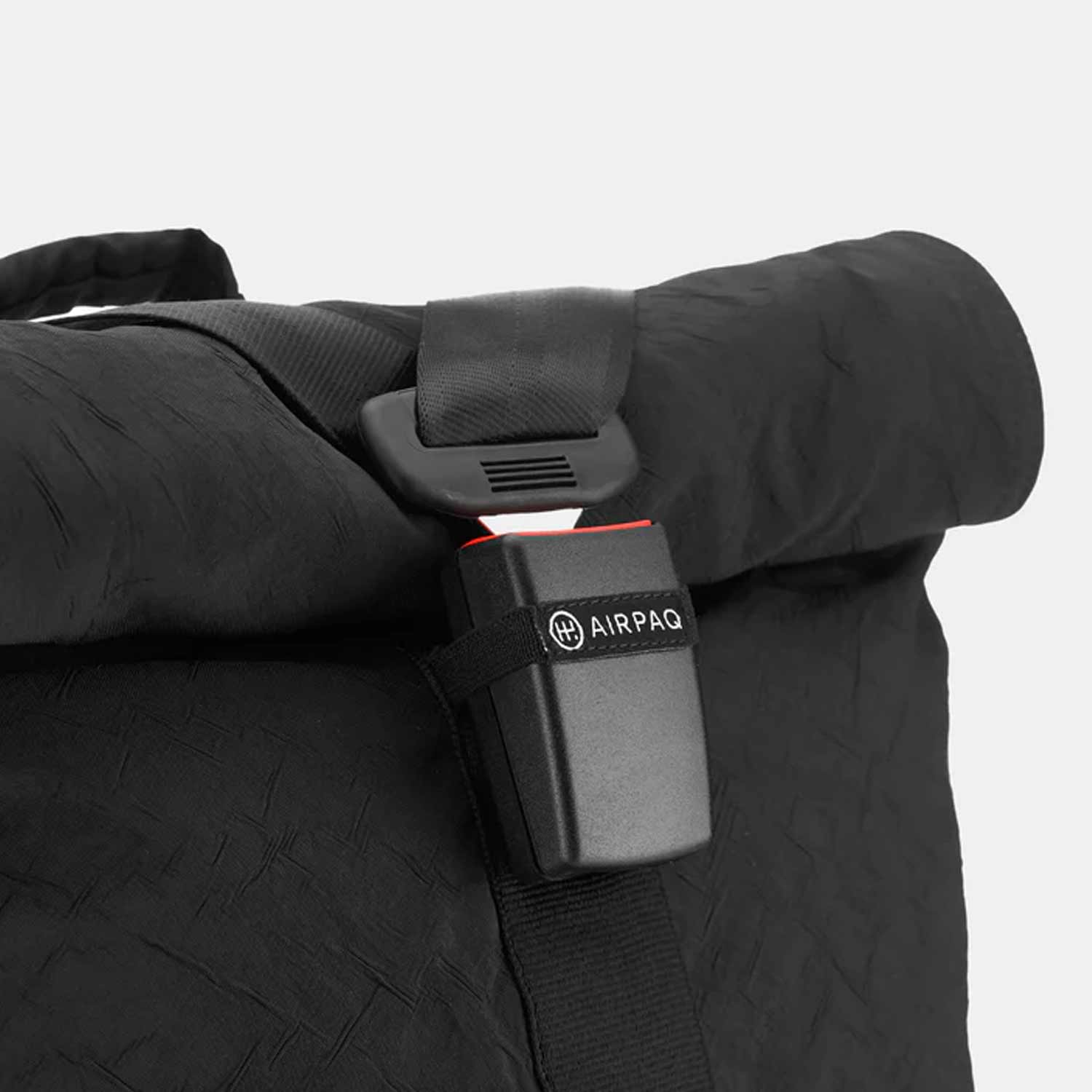 schwarzer extra großer Rolltop Rucksack von Airpaq aus recyceltem Autoschrott wie Airbags und Gurten