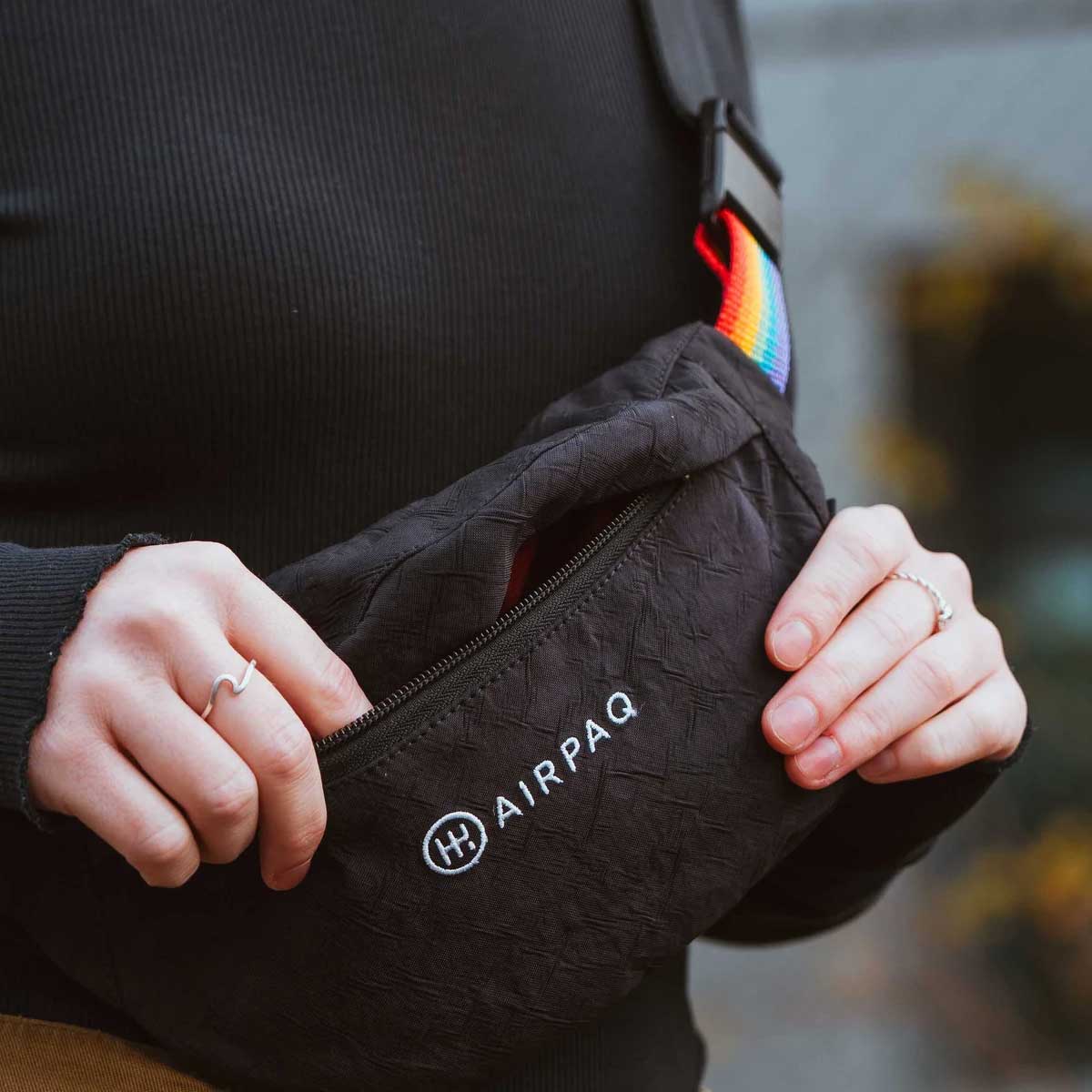 Hipbag von Airpack in der neuen Pride Edition mit circa 4 cm langem Regenbogenabschnitt am Gurt.