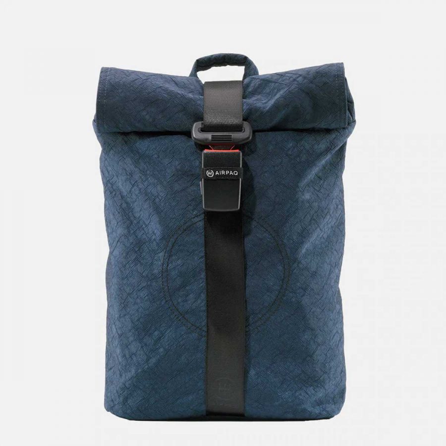 Blauer Airpaq Rolltop Rucksack mit Autogurtverschluss.