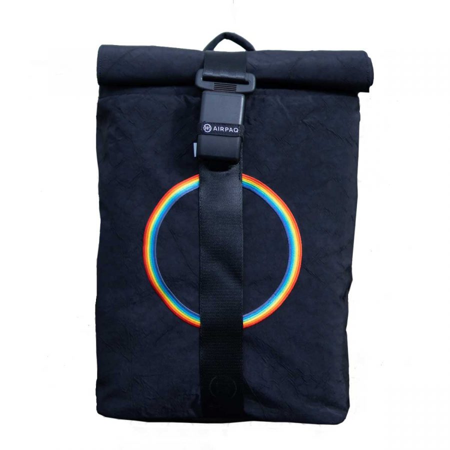 Schwarzer Airpaq Rolltop Rucksack in limitierter Pride Edition. Großer Regenbogenkreis auf der Vorderseite.