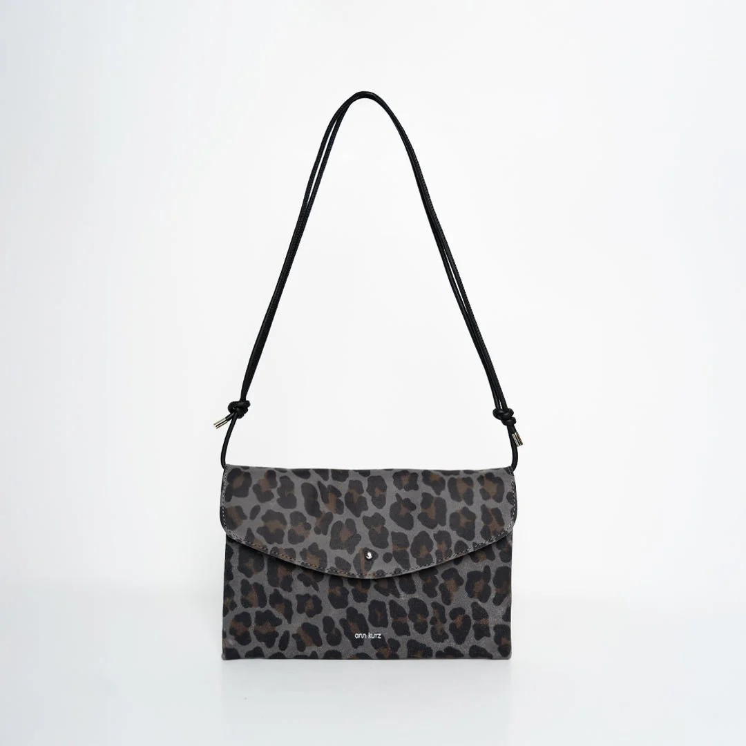 Cute Clutch - Umhängetasche aus Leder mit grauem Leo Muster von Ann Kurz
