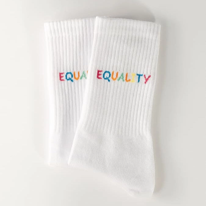 Weiße ARREL Equality Statement Socken mit schwarzem Schriftzug, gerippte Tennisocken aus Baumwollmix, produziert in Litauen und plastikfrei verpackt