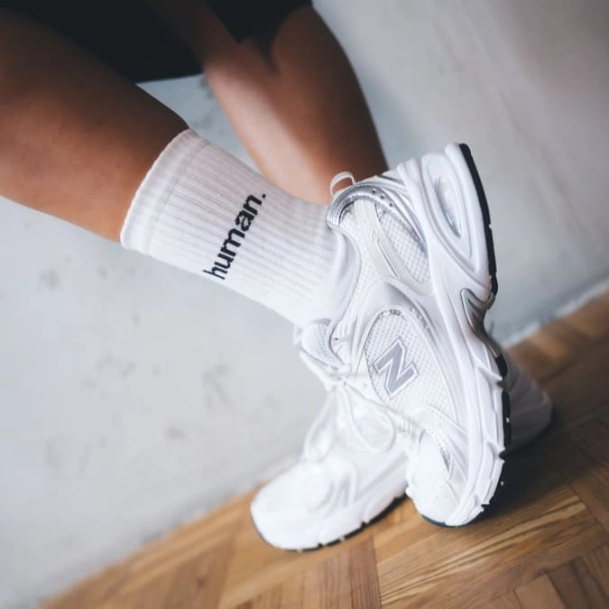 Weiße ARREL Tennisocken HUMAN mit schwarzem Statement-Schriftzug in gerippter Optik