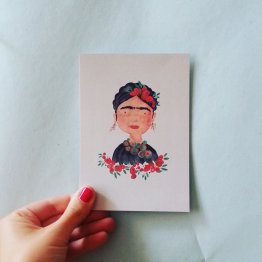 Postkarte mit Blumenfrau im Frida Look von Bär von Pappe