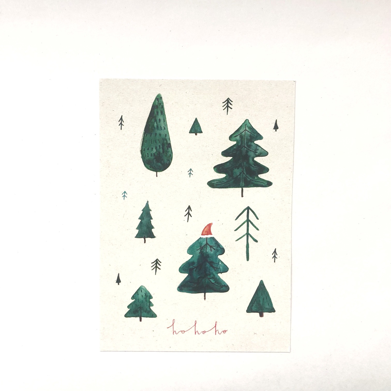 Weihnachtspostkarte mit Tannenbäumen - handillustrierte Postkarte von Bär von Pappe