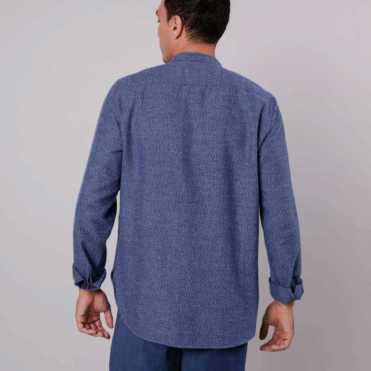 Flauschiges blaues Flanellhemd mit Maokragen und Knopfleiste aus Biobaumwolle.