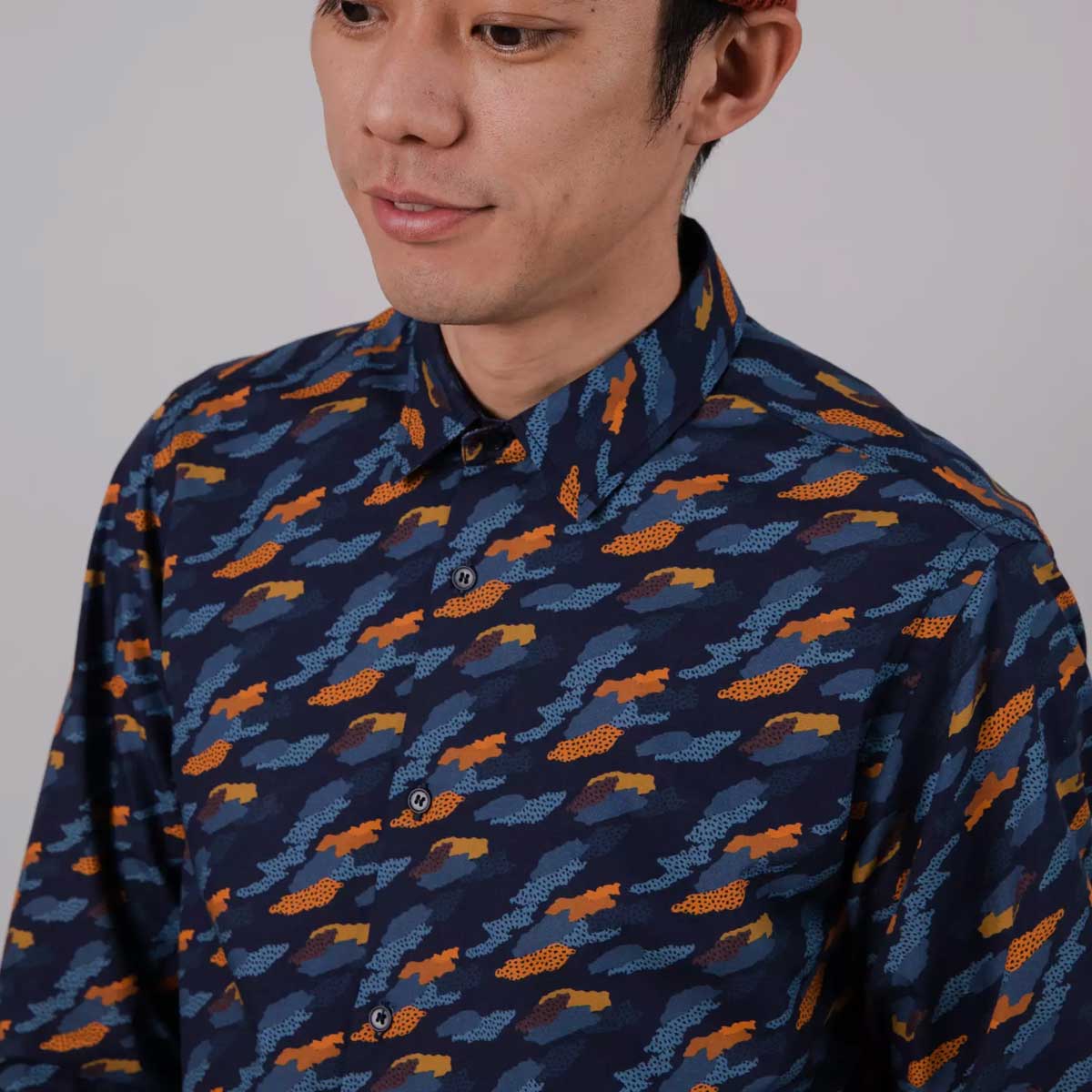 gemustertes langärmeliges Herrenhemd mit grafischem Print in Blau Orange von Brava in Kollaboration mit Ucon