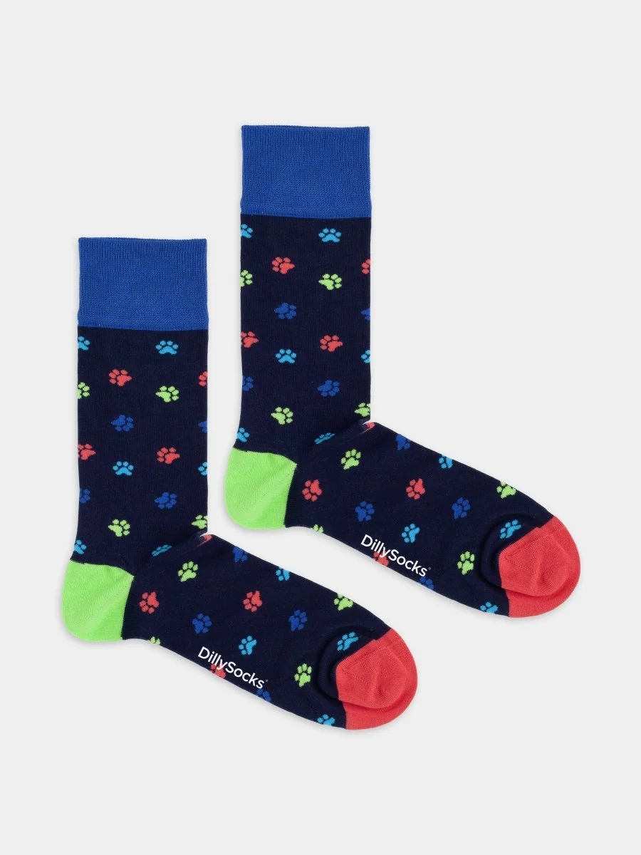 Navyblaue Color Paws Socken von DillySocks aus Bio-Baumwolle mit bunten Pfoten in Blau, Rot, Grün und Gelb.