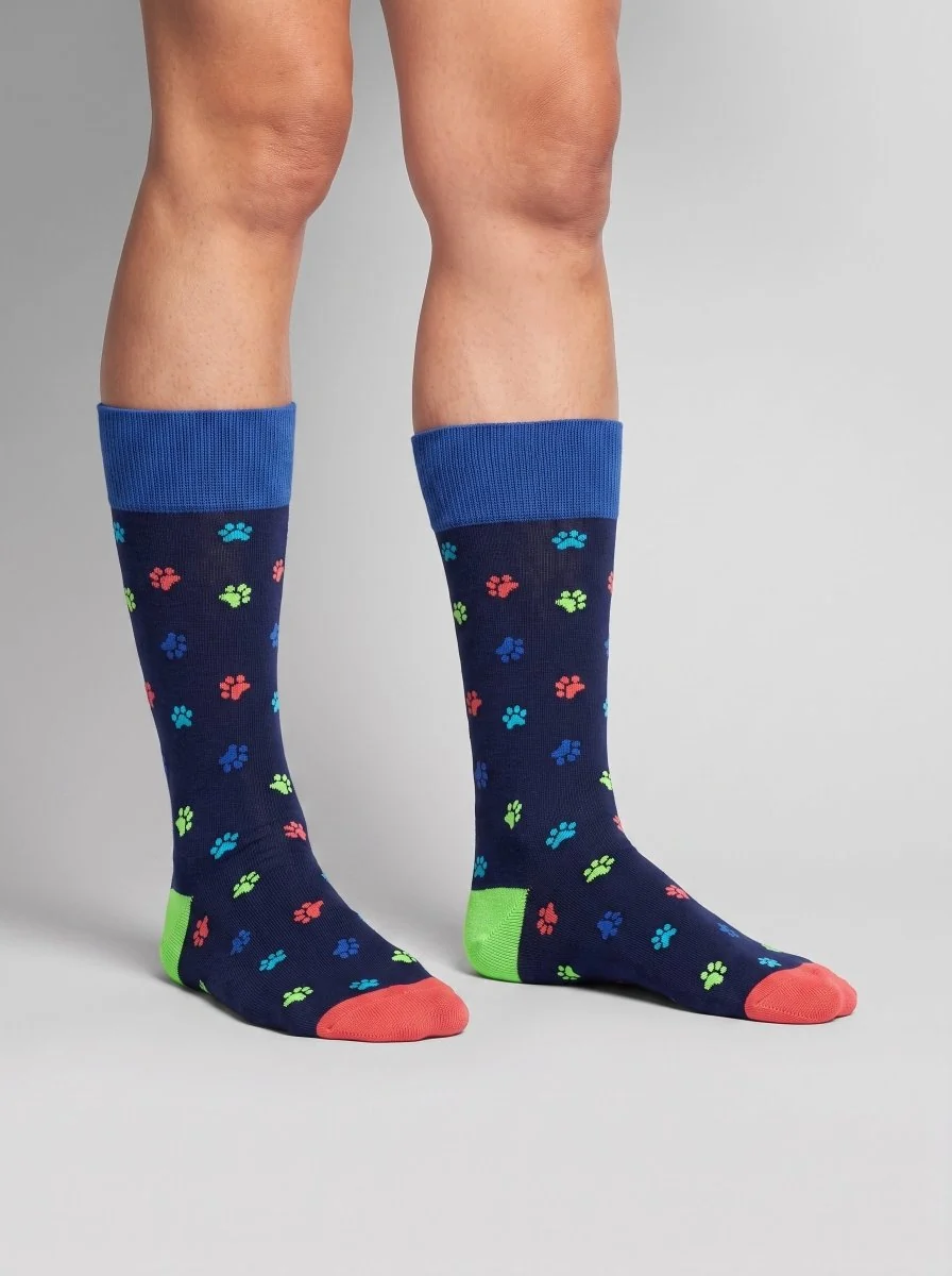 Navyblaue Color Paws Socken von DillySocks aus Bio-Baumwolle mit bunten Pfoten in Blau, Rot, Grün und Gelb.