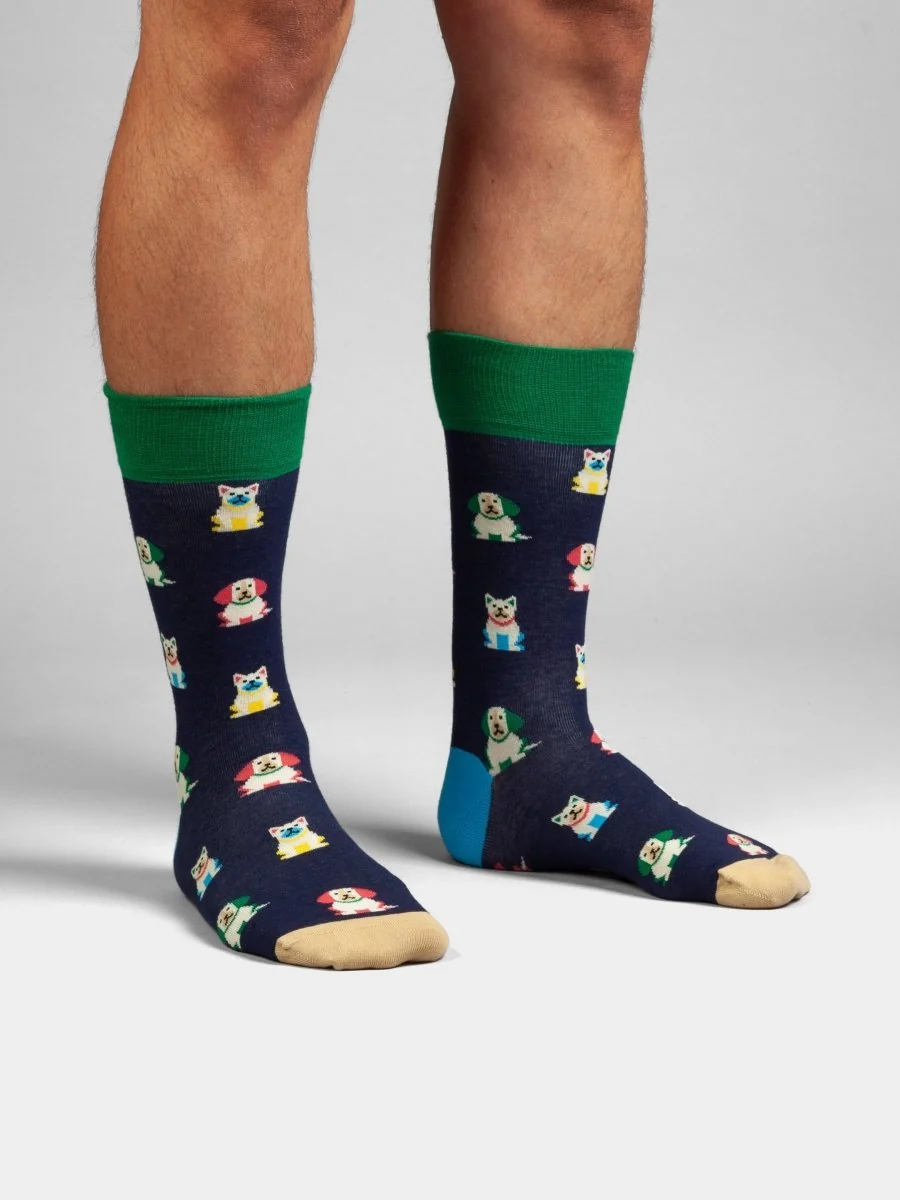 Navyblaue Dog Society Hundesocken von DillySocks aus Bio-Baumwolle mit vielen farbenfrohen Hunden und wadenhohem Schnitt.