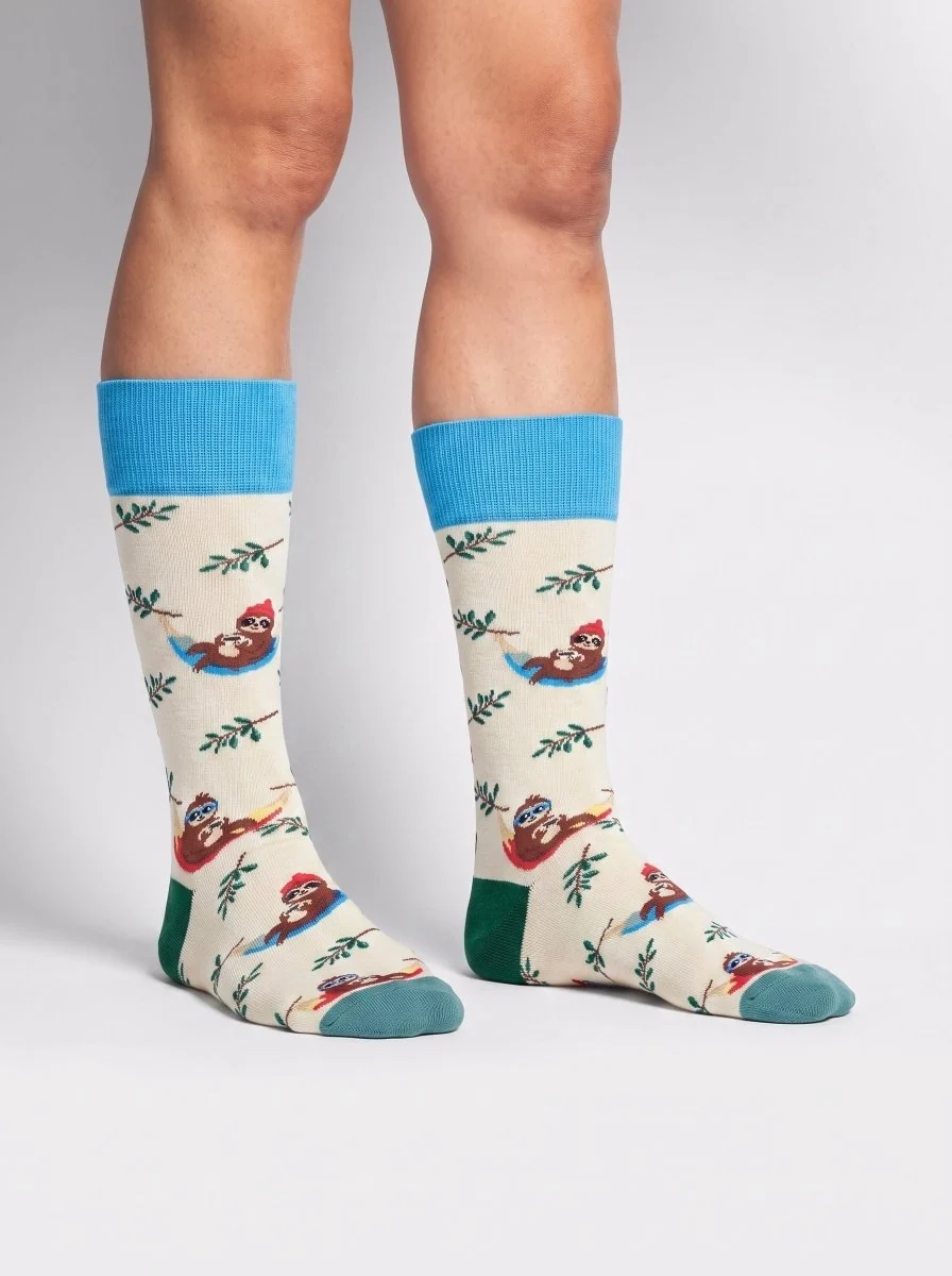 Beige Lazy Sloth Faultiersocken von DillySocks aus Bio-Baumwolle mit bunten Faultieren in Hängematten und wadenhohem Schnitt.
