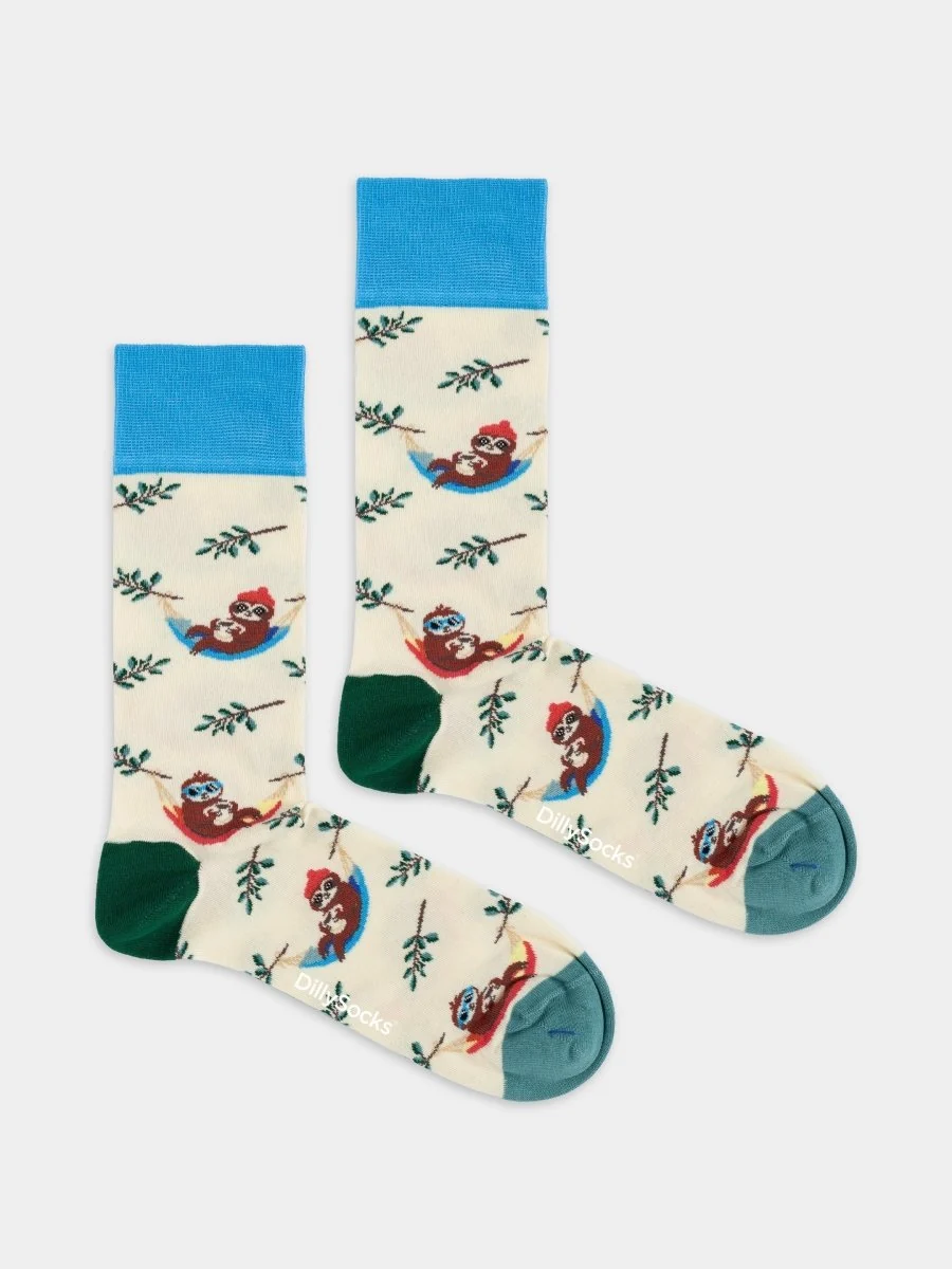 Beige Lazy Sloth Faultiersocken von DillySocks aus Bio-Baumwolle mit bunten Faultieren in Hängematten und wadenhohem Schnitt.