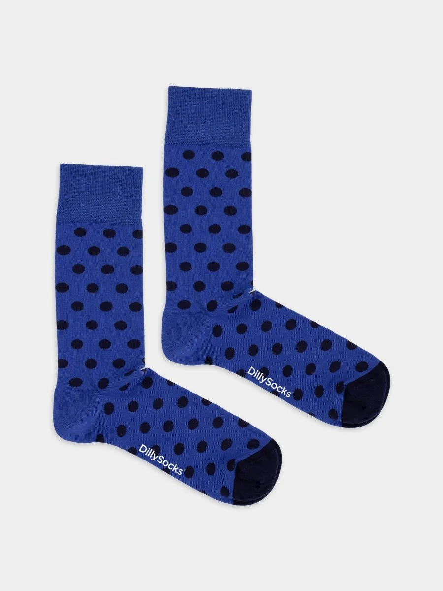 Blaue Night Sprinkles Punktesocken von DillySocks aus Bio-Baumwolle mit dezentem navyblauem Punktemuster und wadenhohem Schnitt.