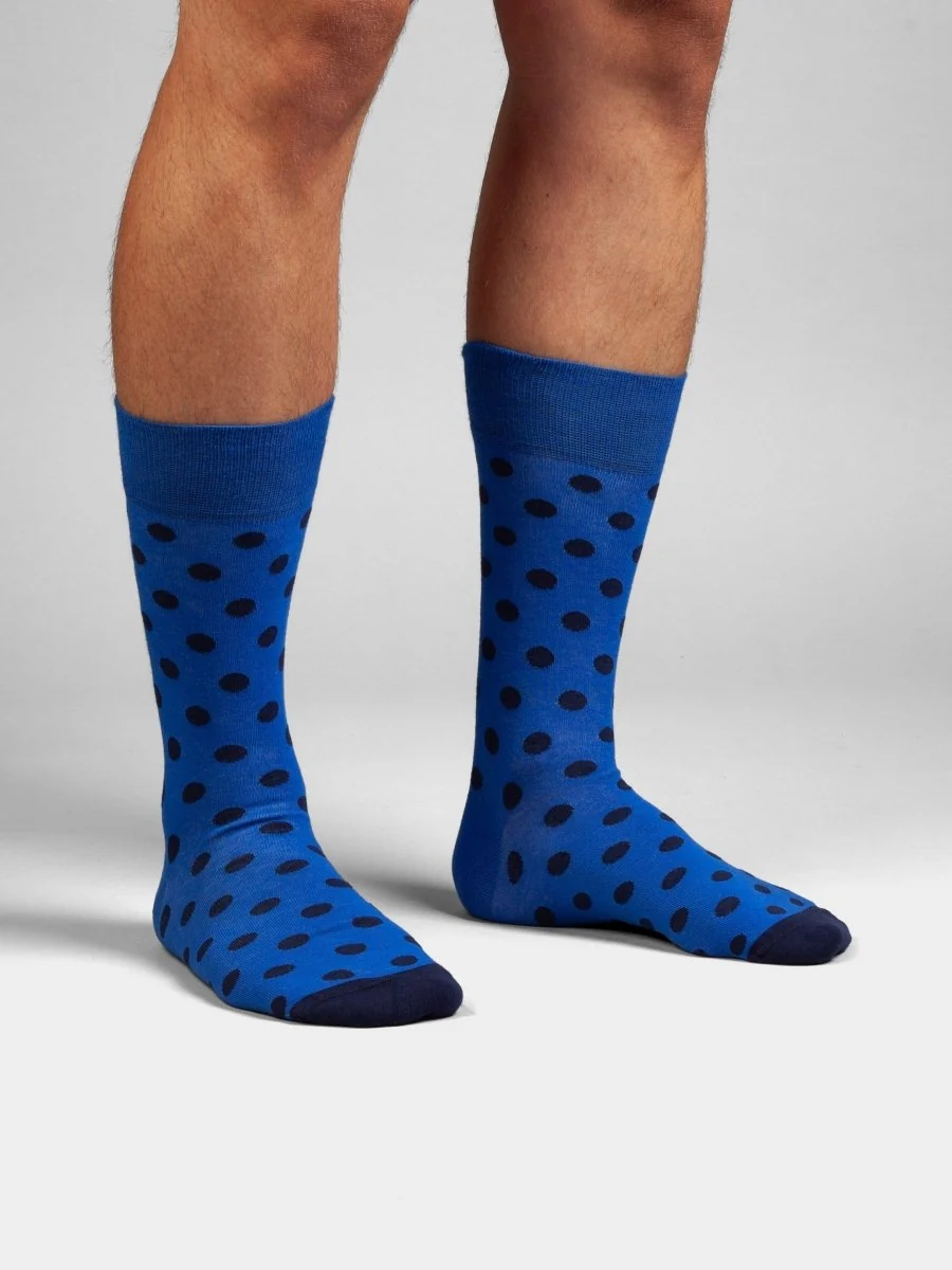 Blaue Night Sprinkles Punktesocken von DillySocks aus Bio-Baumwolle mit dezentem navyblauem Punktemuster und wadenhohem Schnitt.