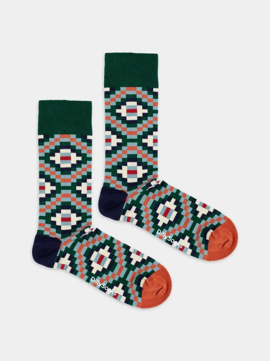 Dunkelgrüne Tribal Tiles Rautensocken von DillySocks aus Bio-Baumwolle mit geometrischem Muster in Hellblau, Orange und Grün.
