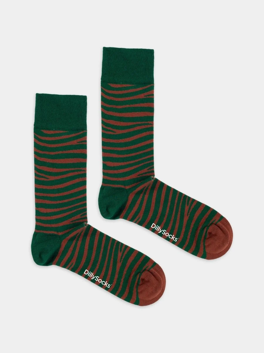Dunkelgrüne Wild Stripes Zebrasocken von DillySocks aus Bio-Baumwolle mit wellenförmigem Zebramuster in Grün und Braun.